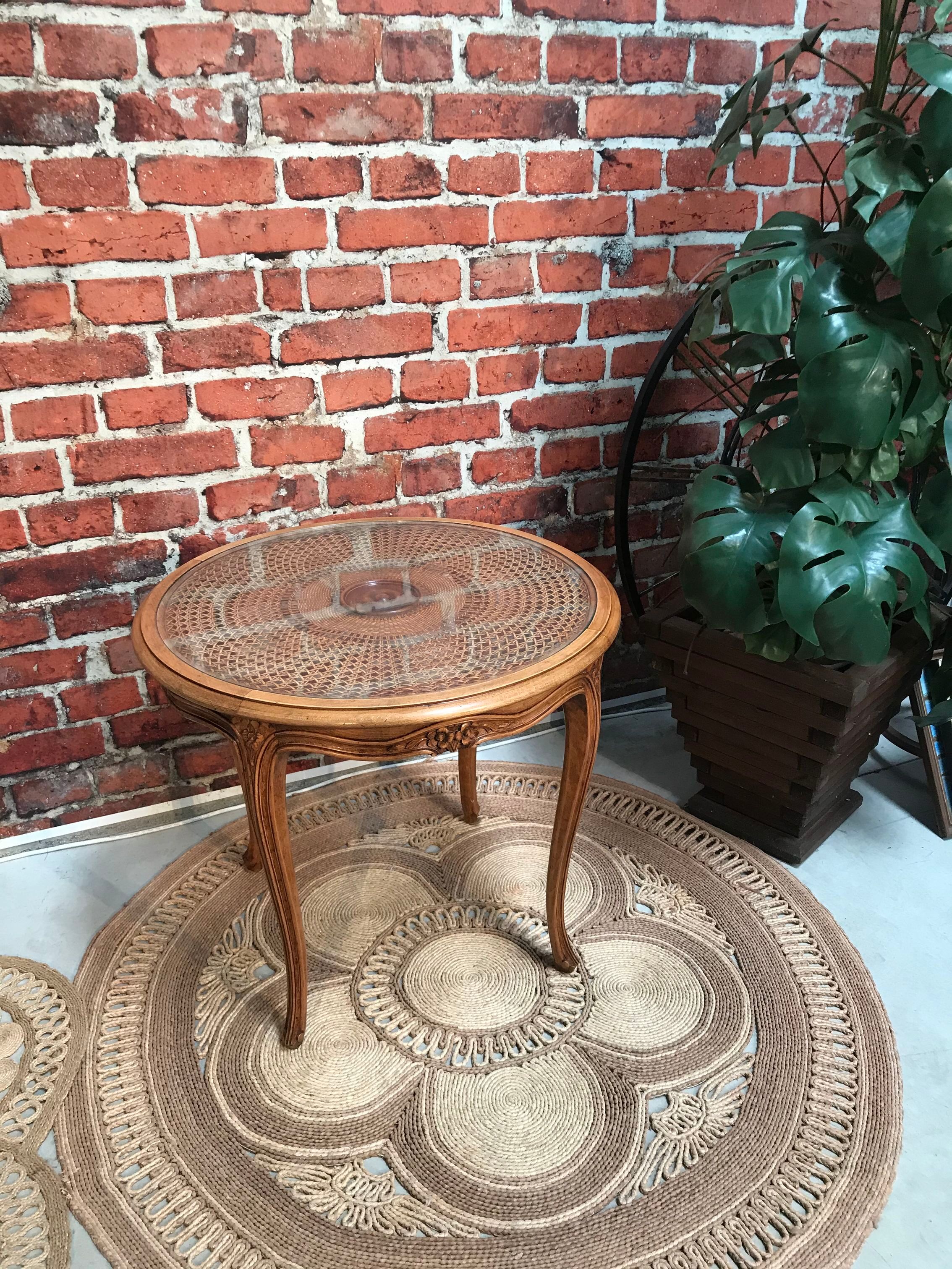 Table basse, cannage sur le plateau