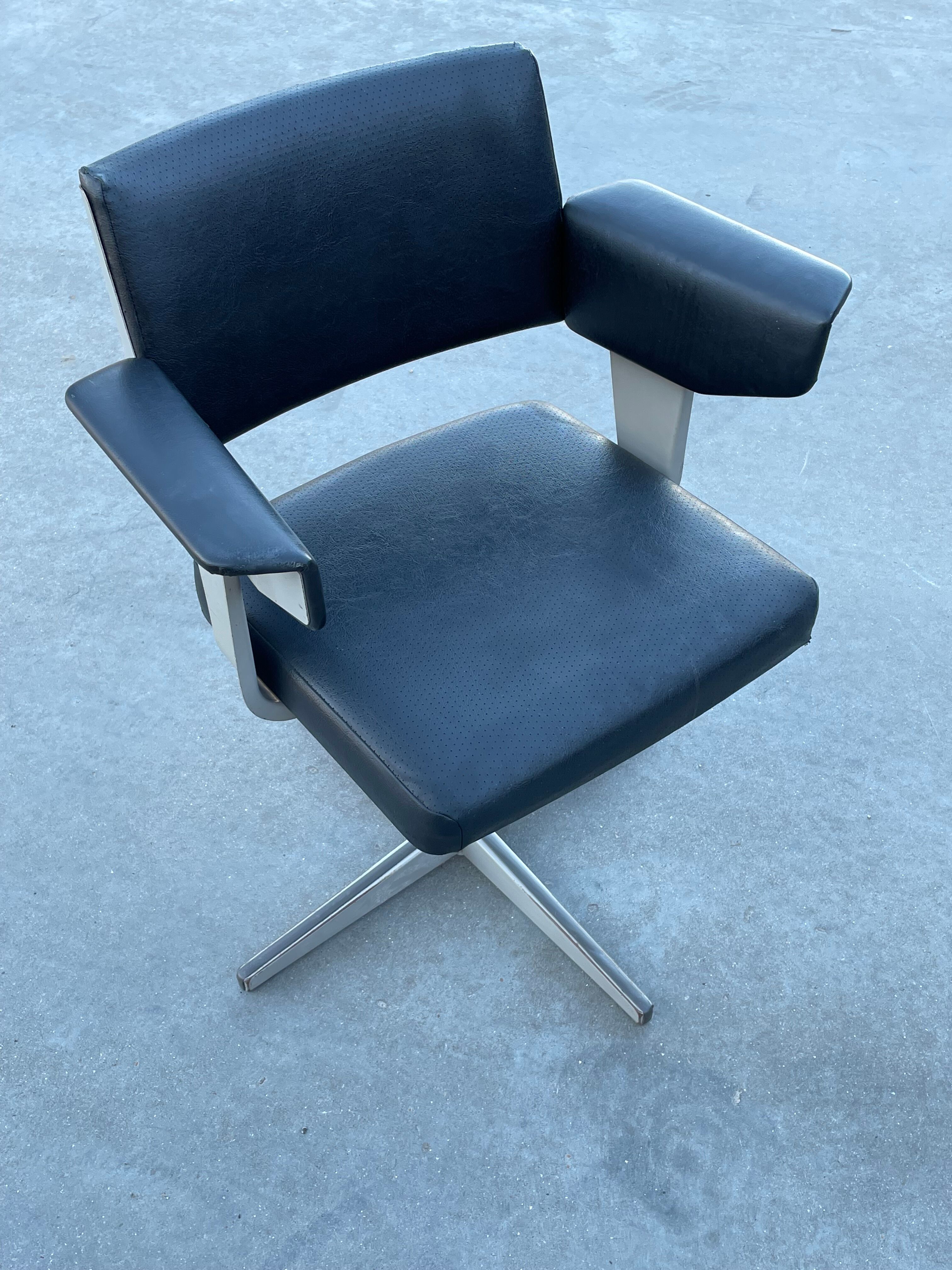 Friso kramer revolve desk chair for ahrend de cirkel 1960