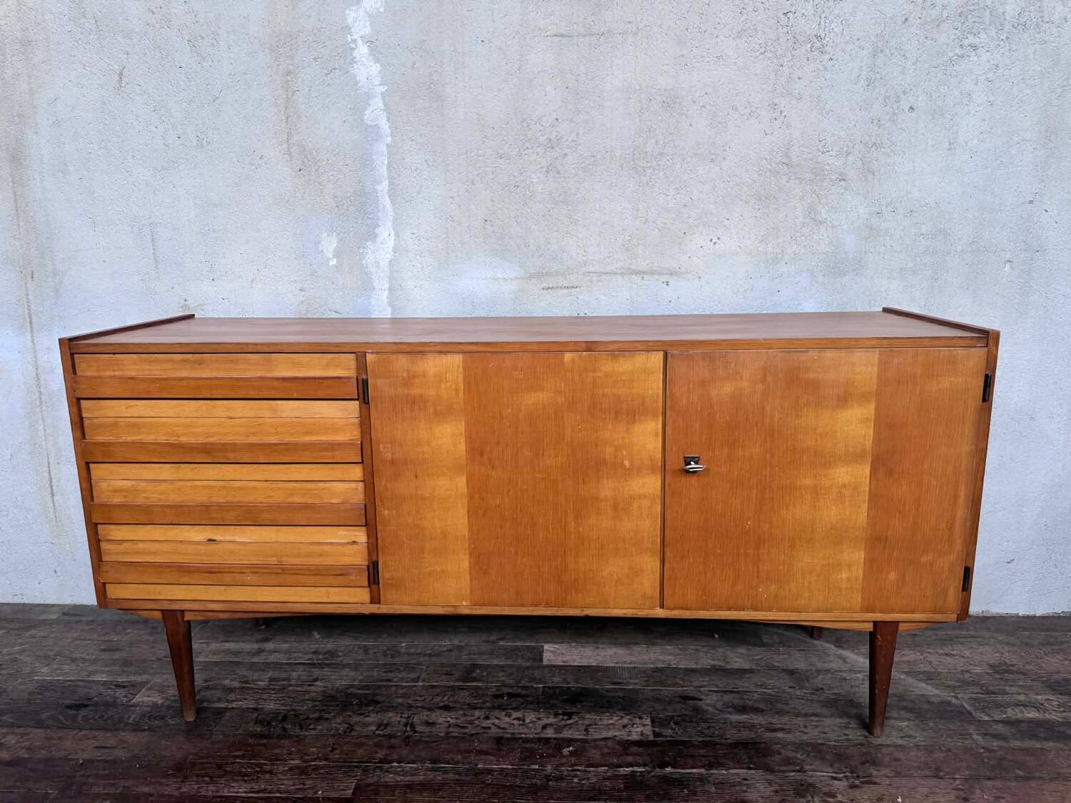 Vintage enfilade from the 1960s, 150 cm long, with 2 doors and 4 drawers.