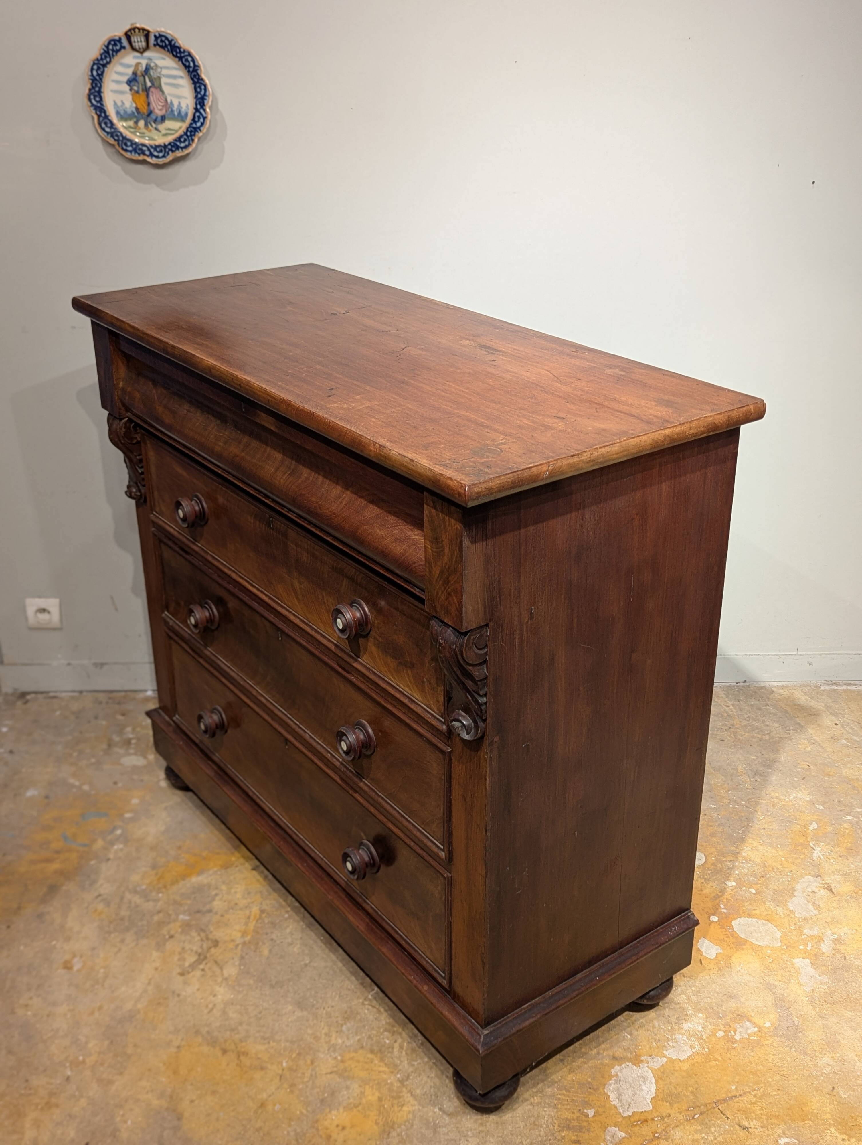 English mahogany chest of drawers