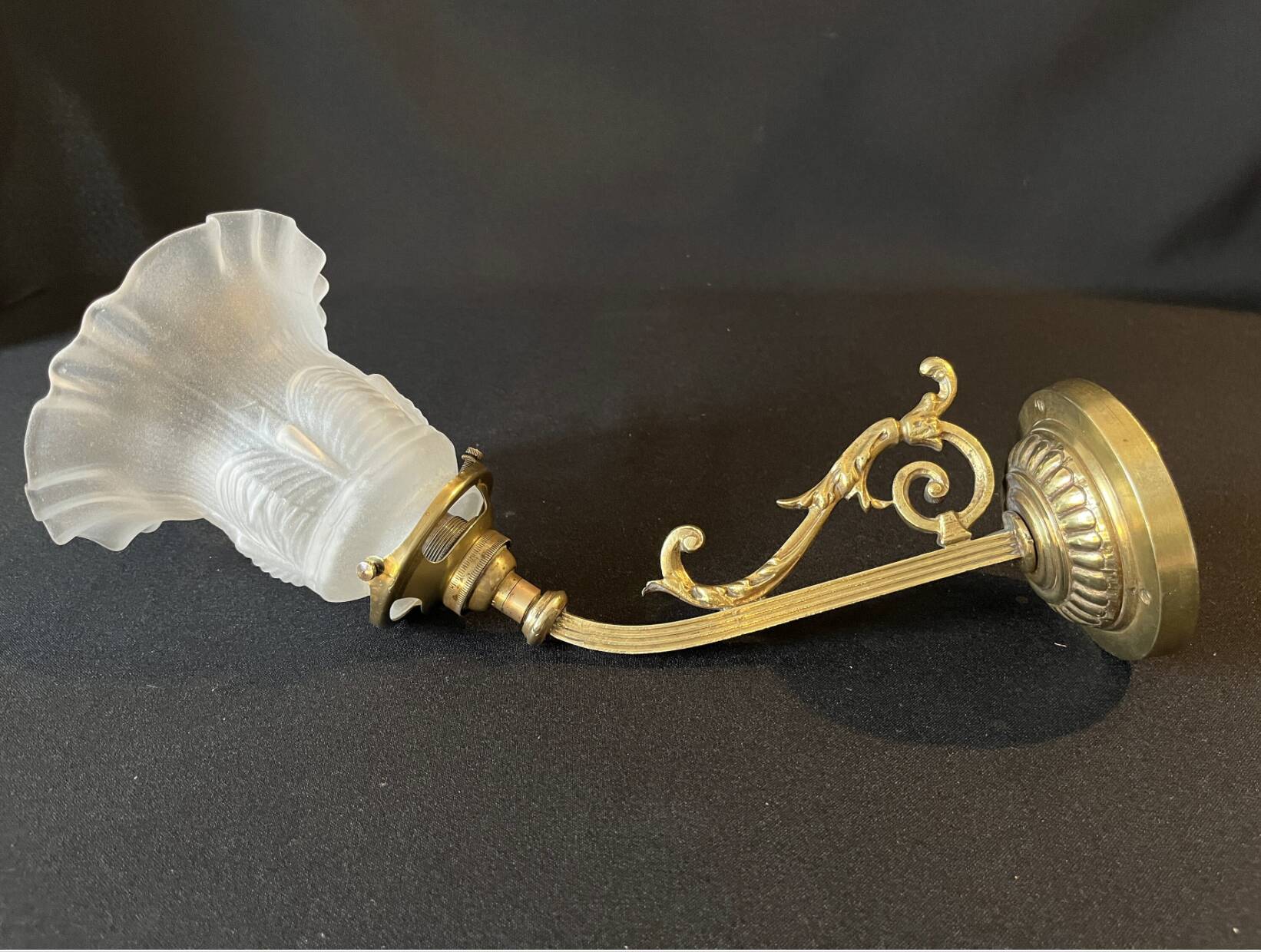 20th century Louis XVI style swan neck wall light in arabesque bronze and pleated glass tulip.