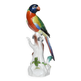 Statuette en porcelaine de Meissen représentant un perroquet assis sur un haut tronc d'arbre