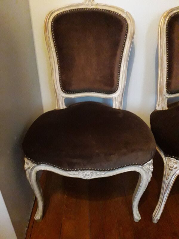 Une paire de fauteuils de style louis XV en bois et tissus en velours