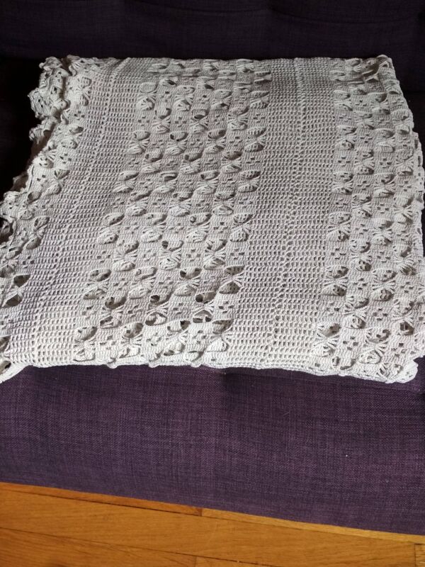 Dessus de lit  en coton blanc  point crochet à la main