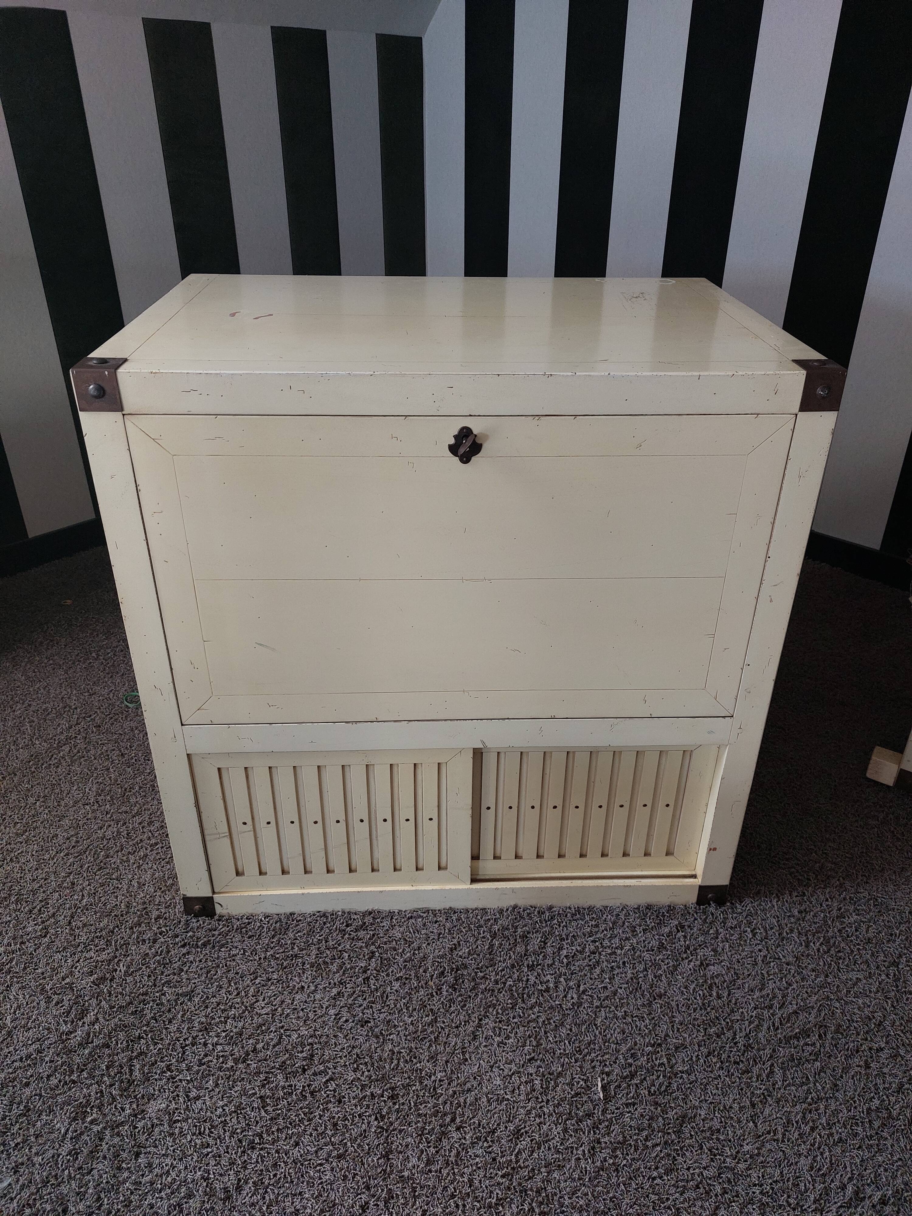 Roche Bobois ensemble salon Route du Thé in white lacquer.