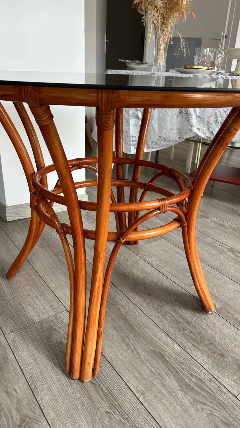 Table à manger verre fumé et rotin