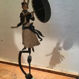 Femme au parapluie en métal, pendulaire