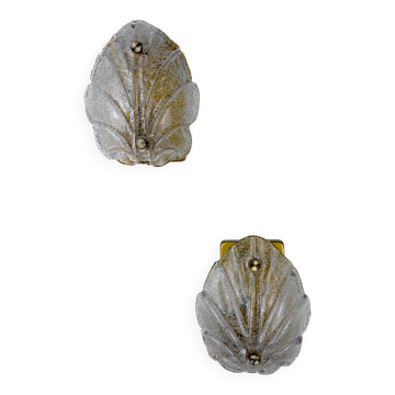 Paire de appliques en verre givré en forme de feuille de Murano, verre texturé et détails dorés, Italie, vers les années 1970.