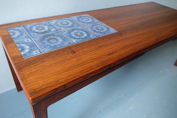 Table basse en palissandre avec carreaux en céramique bleue, Danemark années 1960.