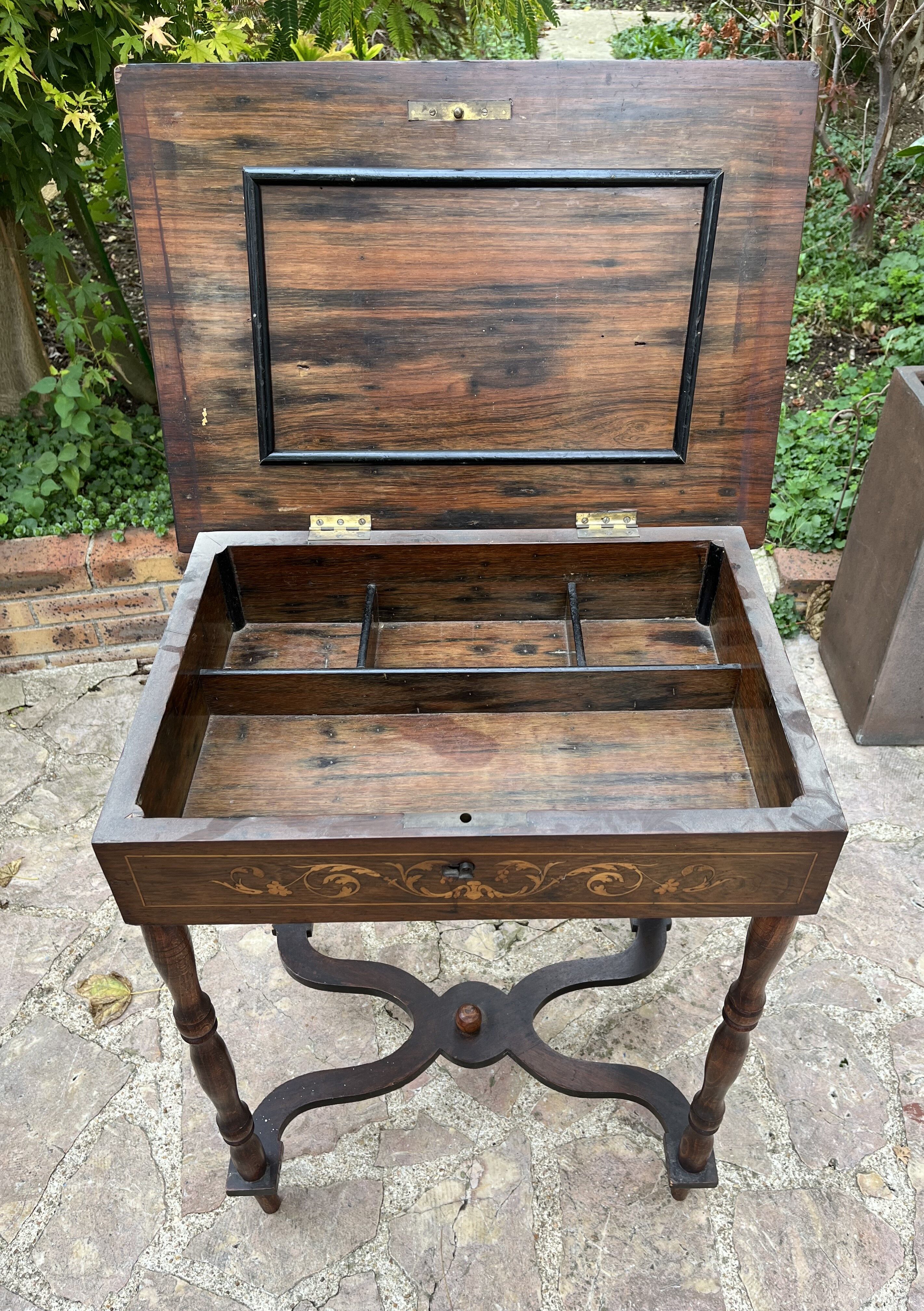 Couturière en bois