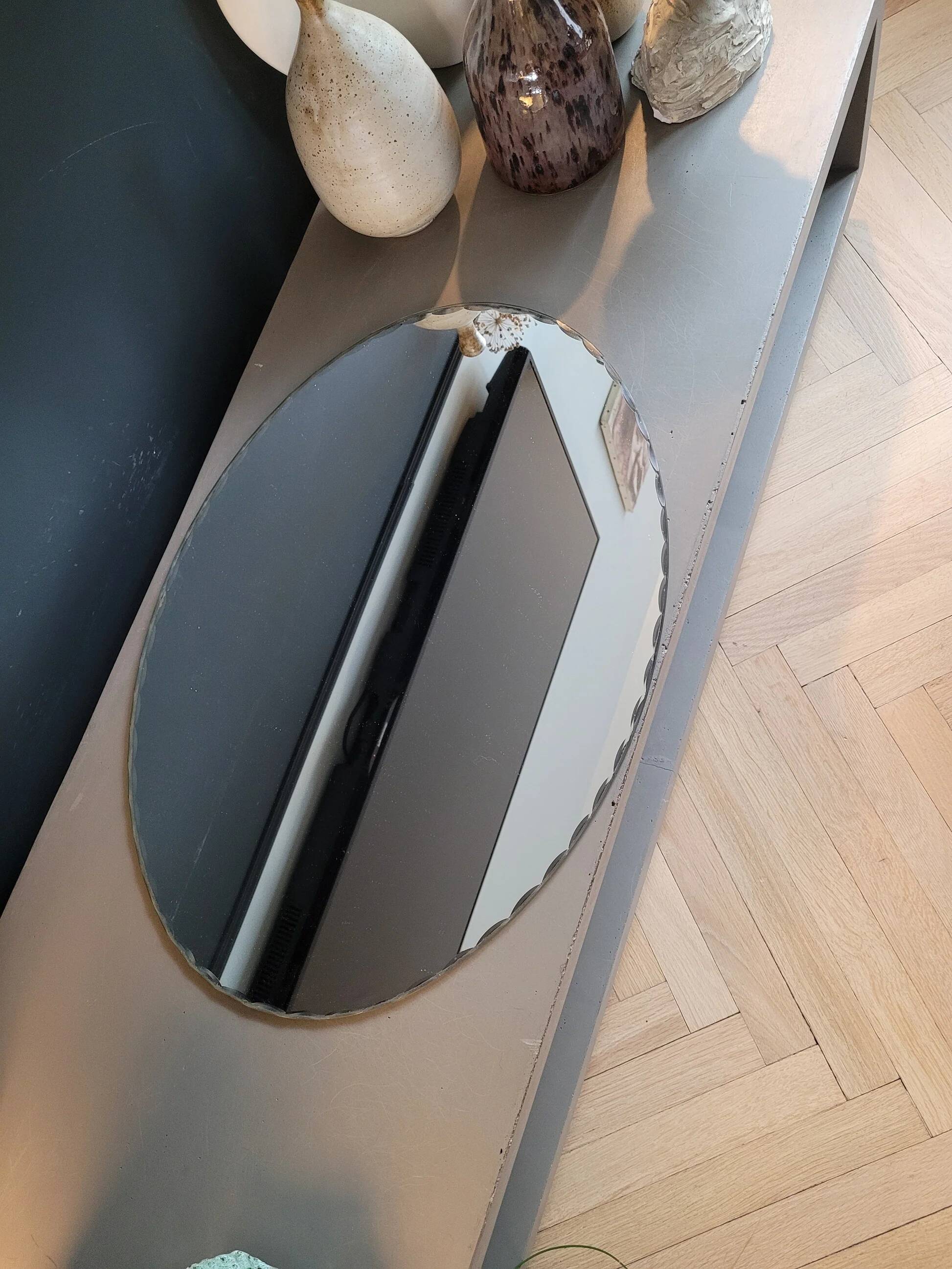 Antique oval mirror with chiseled edges