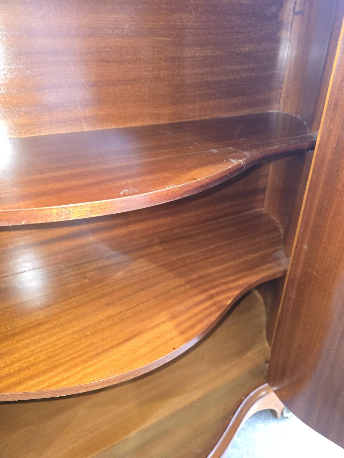 Curved support furniture in floral marquetry – Louis XV style, marble top, late 19th century.