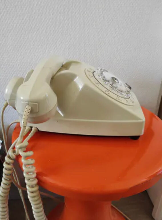 Ancien téléphone mural en bakélite avec manivelle - Le Grenier de Lisette