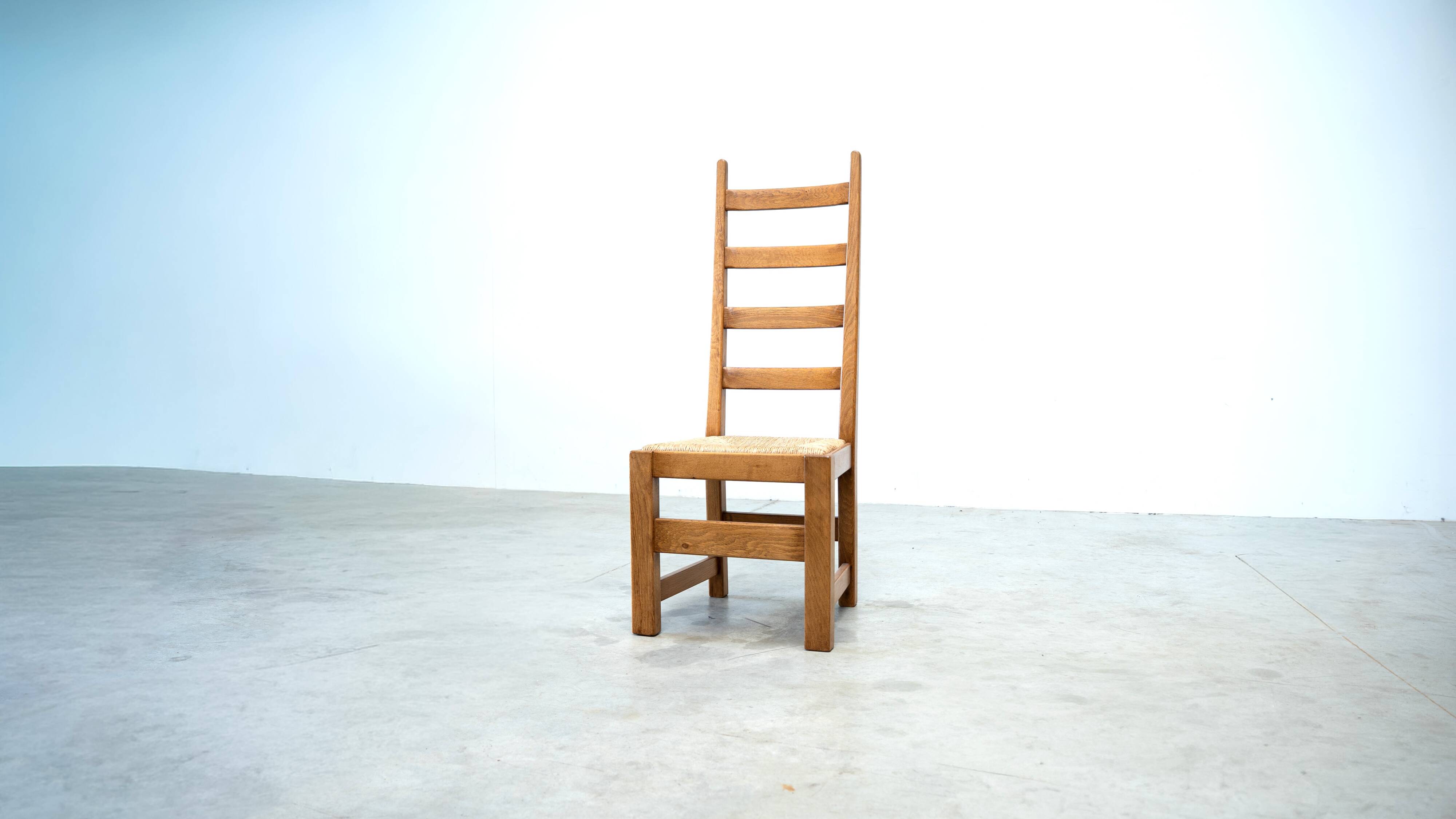 Ensemble de six chaises de salle à manger françaises à dossier haut