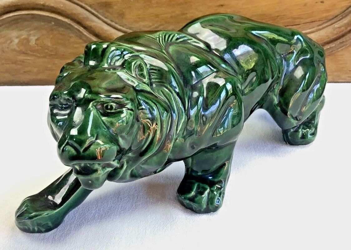Art Deco lion statue 1930 cracked Saint Clement