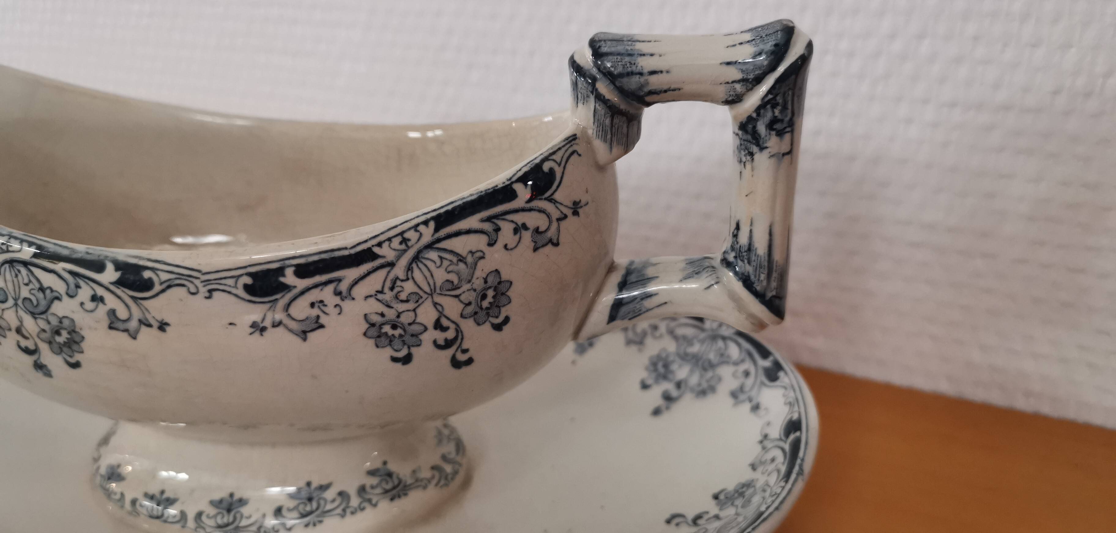 Gravy boat on foot in blue/green iron clay model "Mignon", H & Cie Sarreguemines