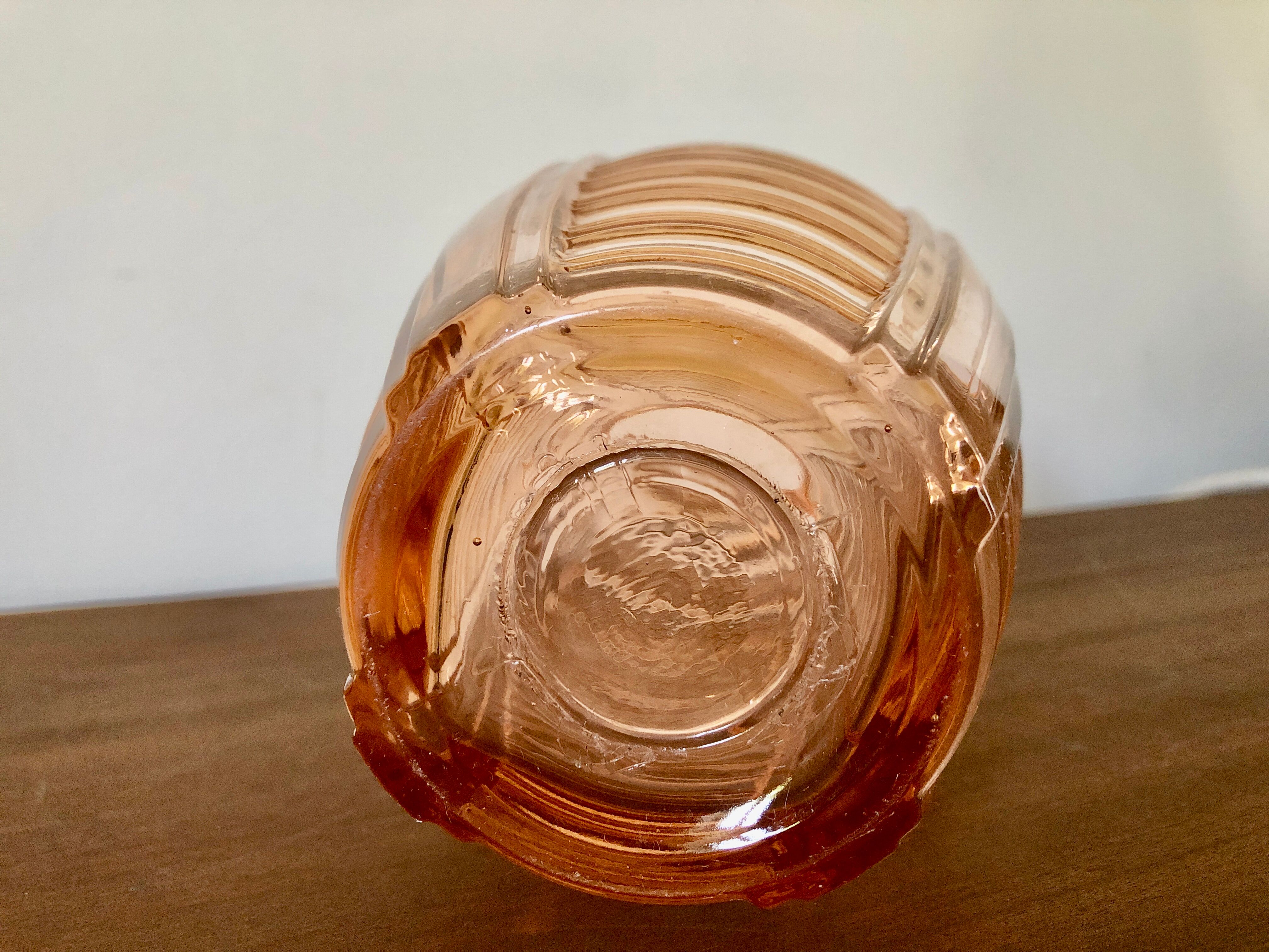 Vase en verre rose art déco