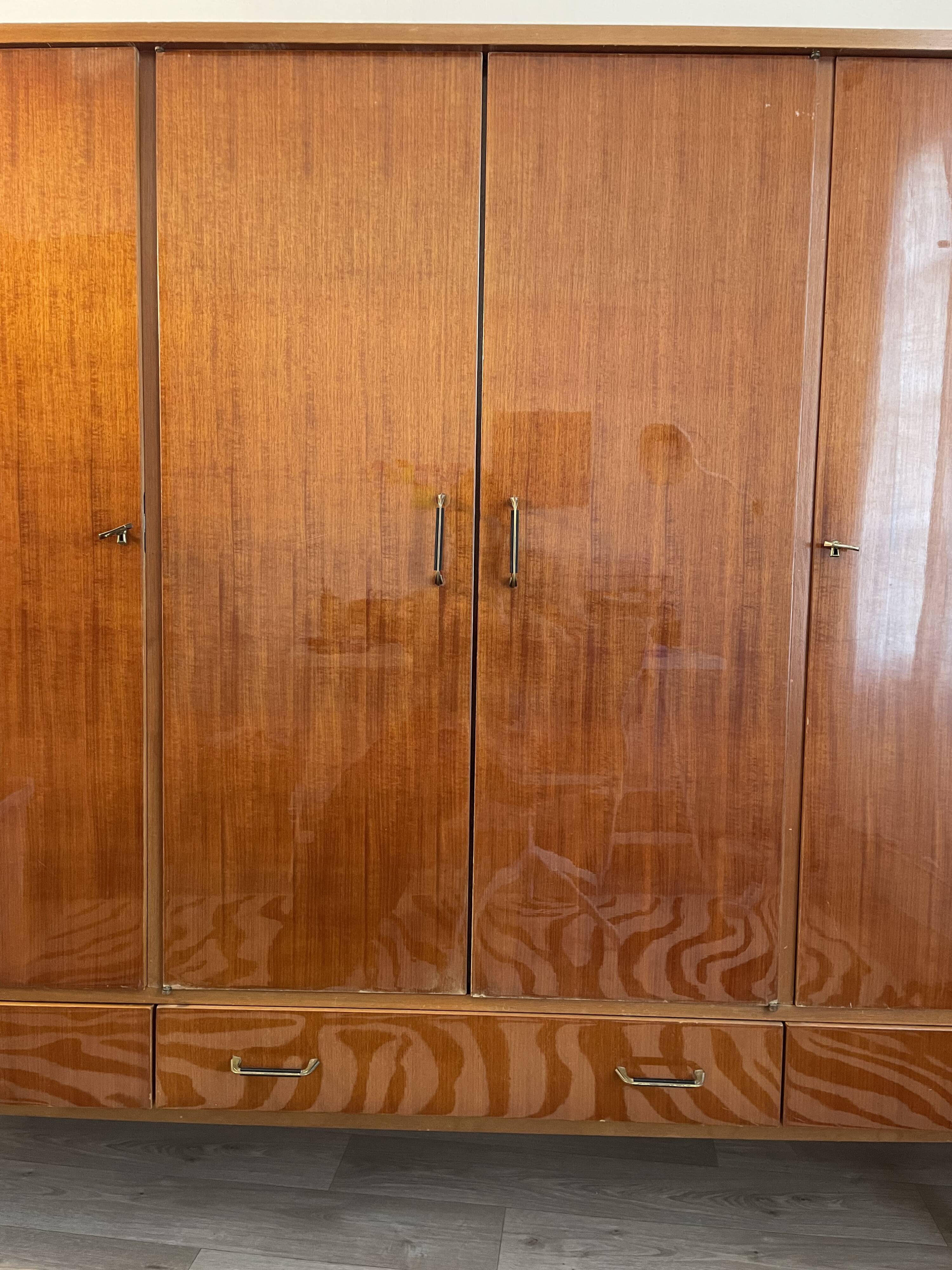 SAM dressing wardrobe