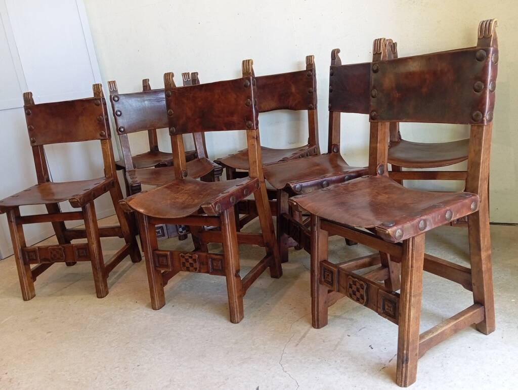 Set of 8 walnut and leather chairs from the 1950s