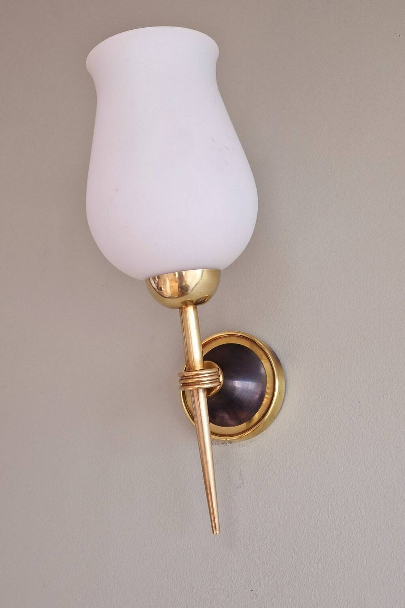 Paire d'appliques opaline et laiton 1950