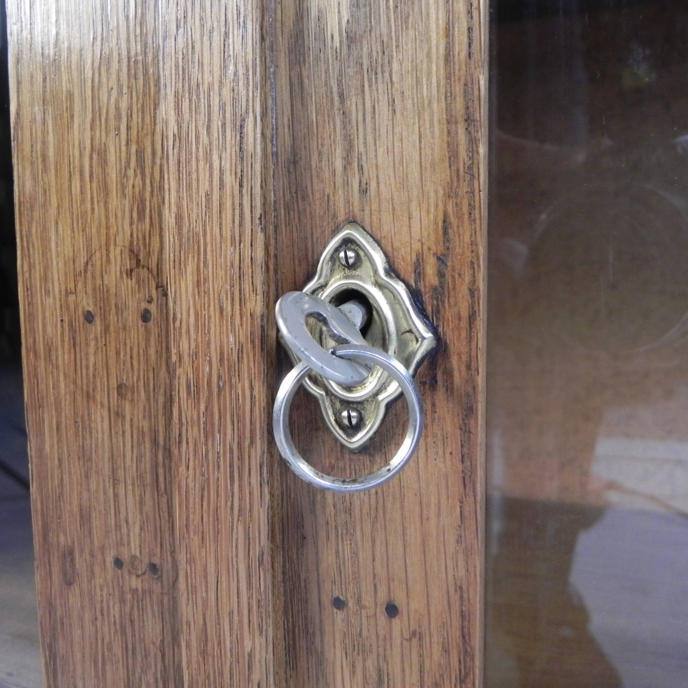 Petit meuble vitrine avec 2 portes, années 1930