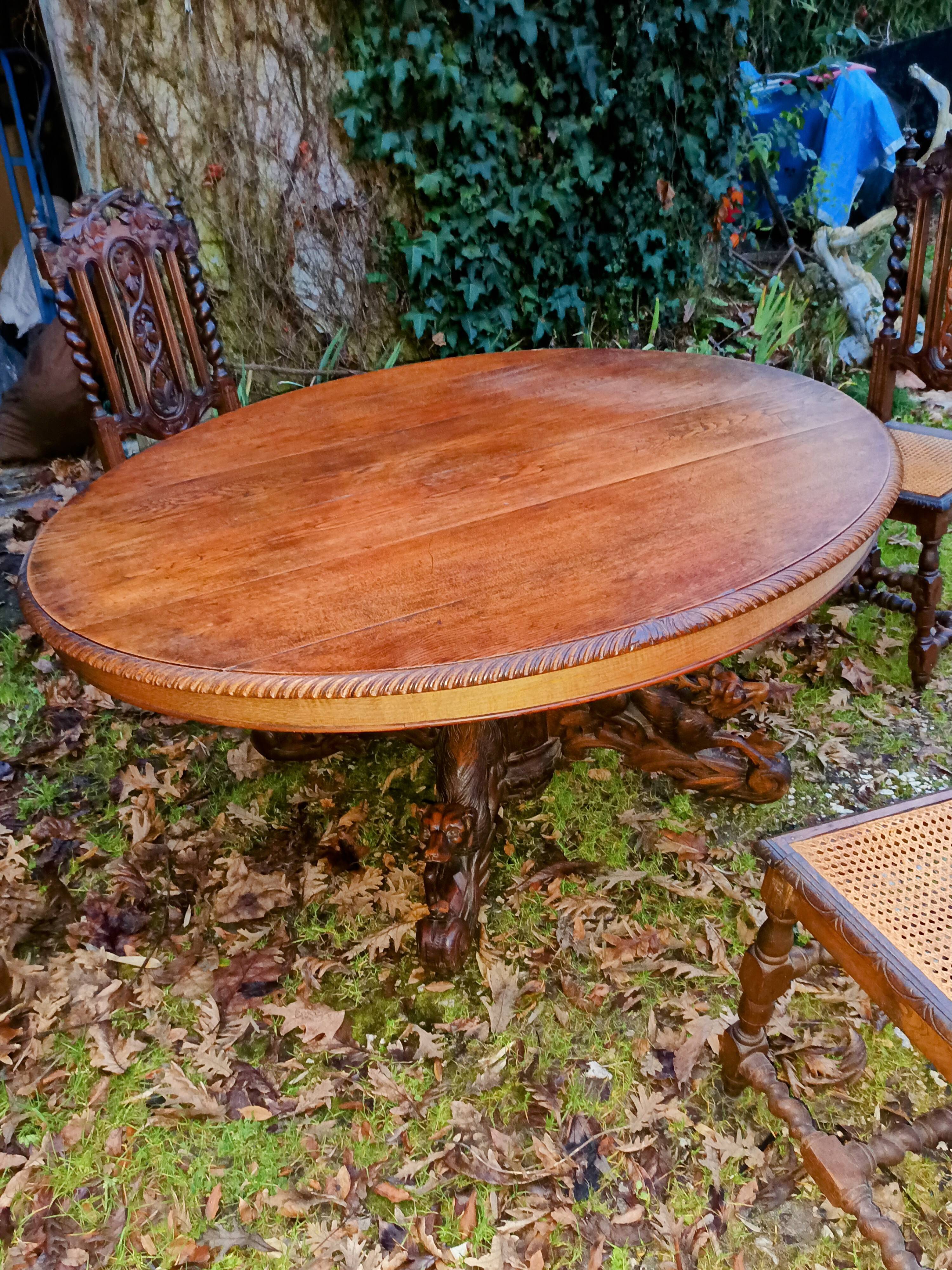1850 oval hunting table with central legs with sculpted animals