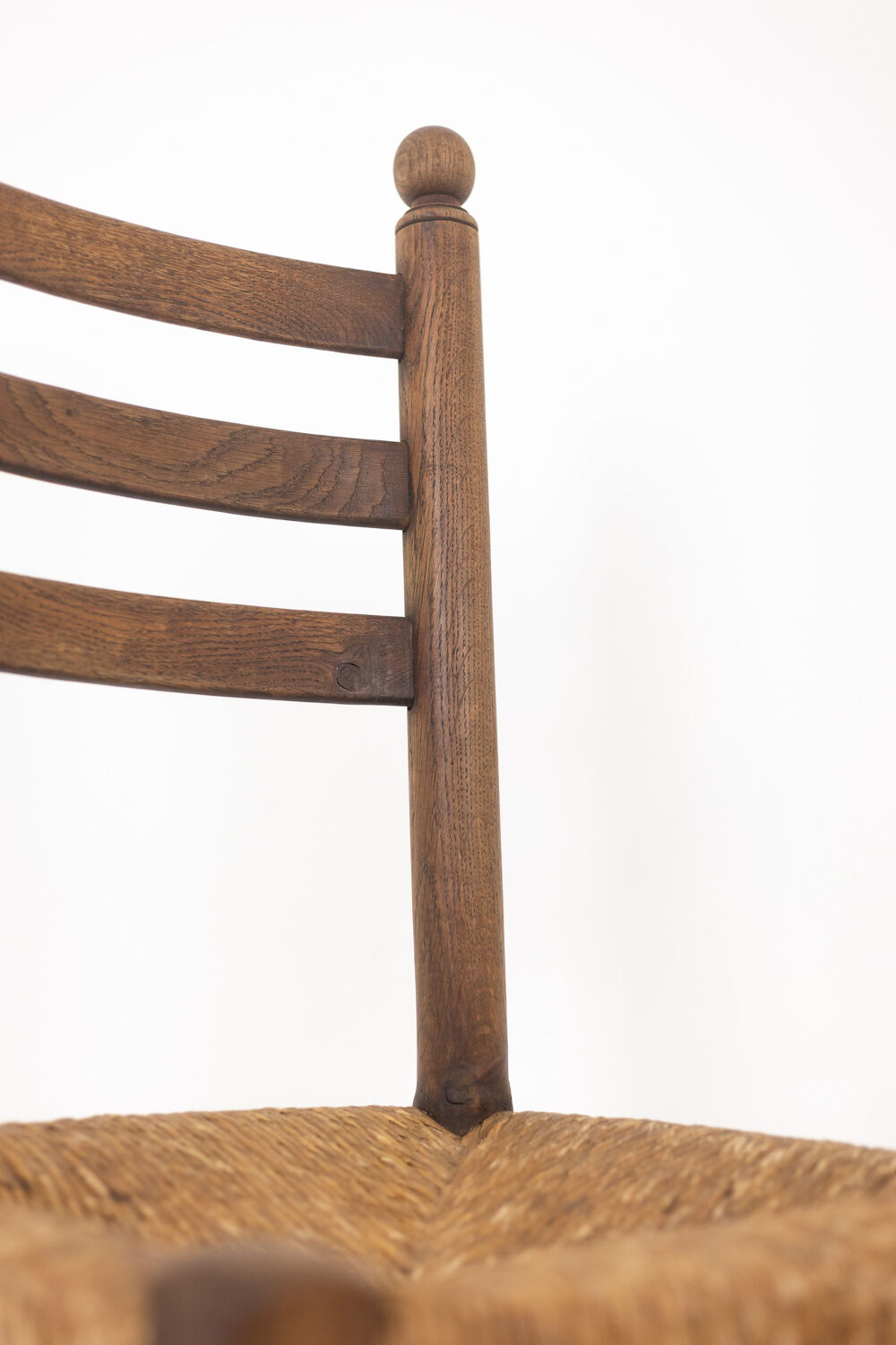 Ensemble de 8 chaises paillées en chêne. Années 1950.
