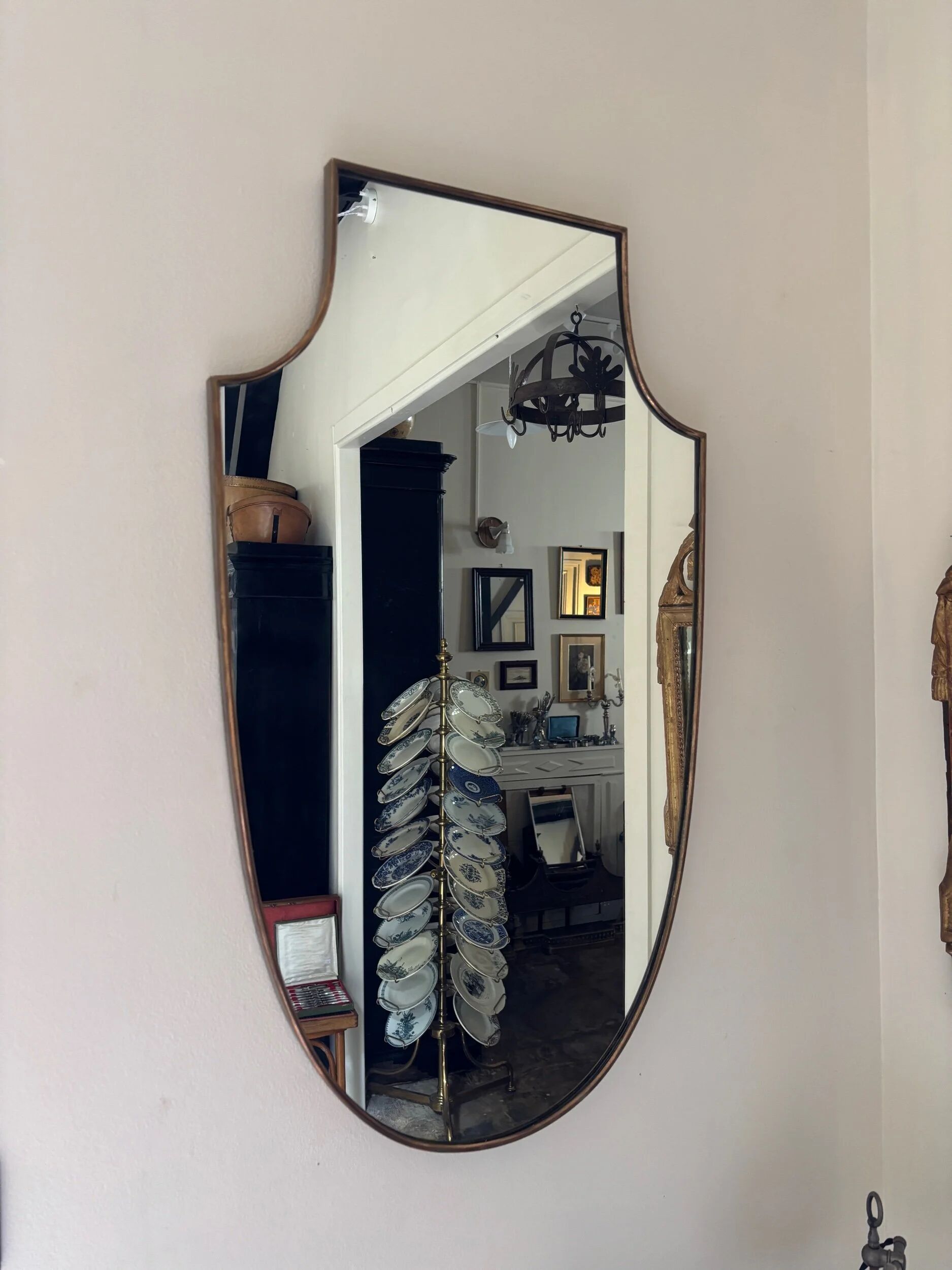 Miroir "écusson" avec cadre en métal doré 86 x 50 cm