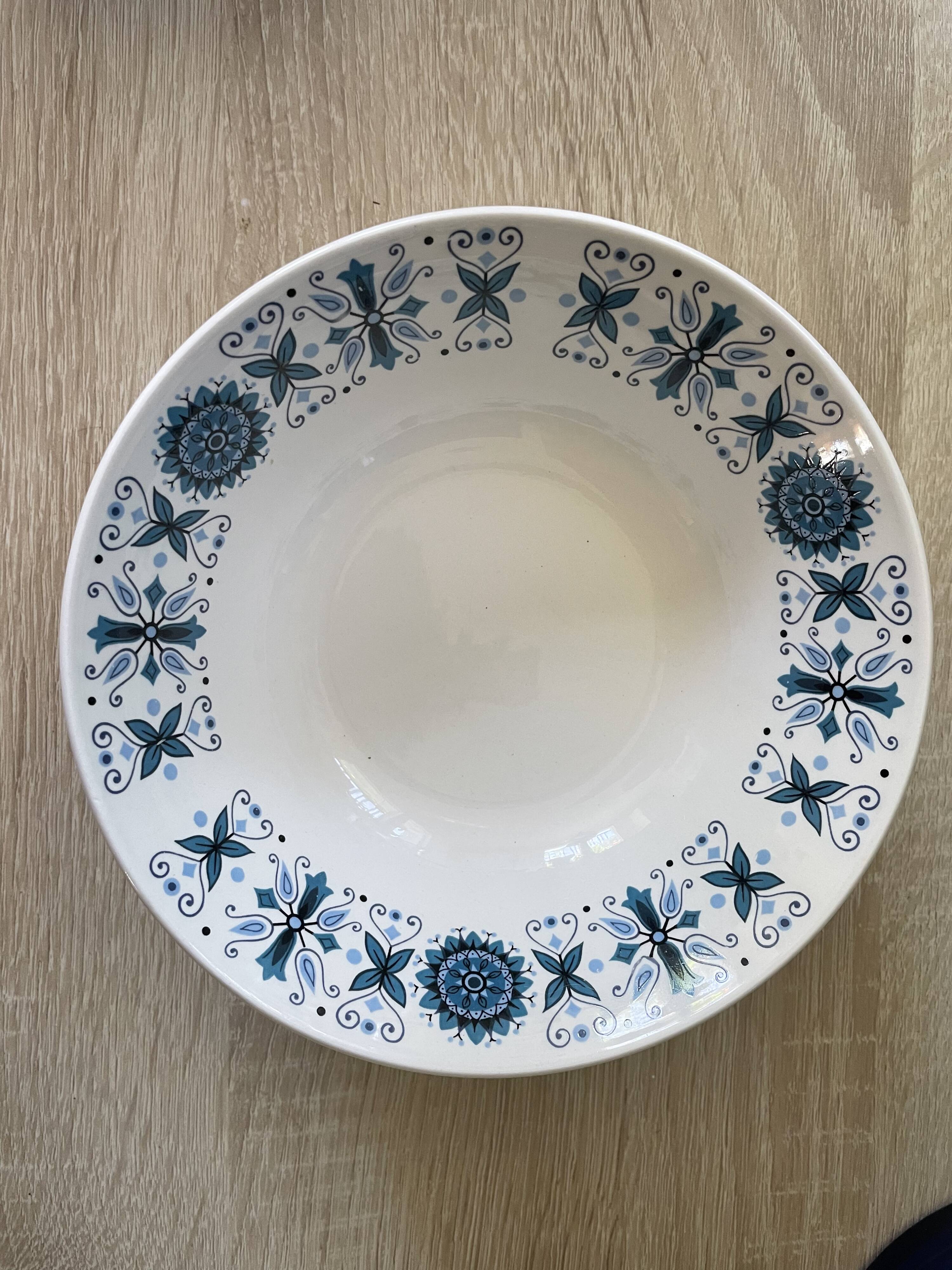 5 vintage Villeroy & Boch bowls