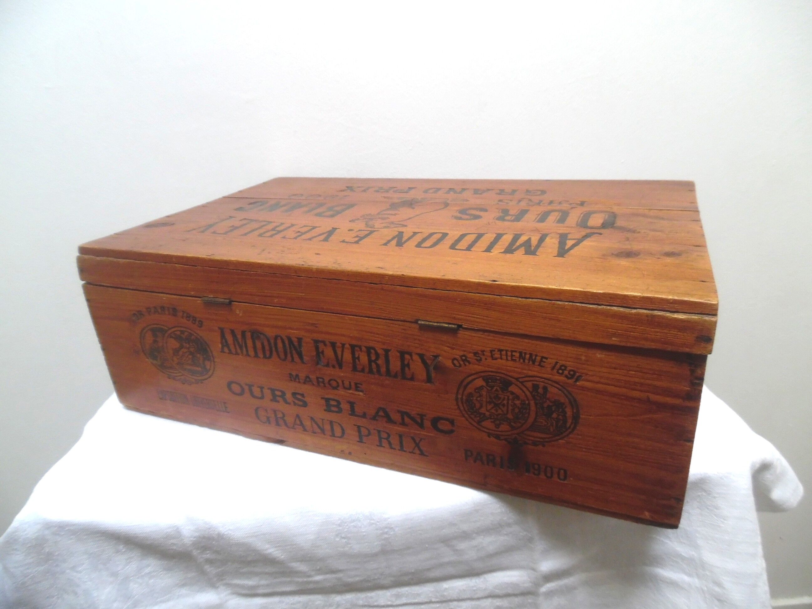 Wooden box advertising white bear starch