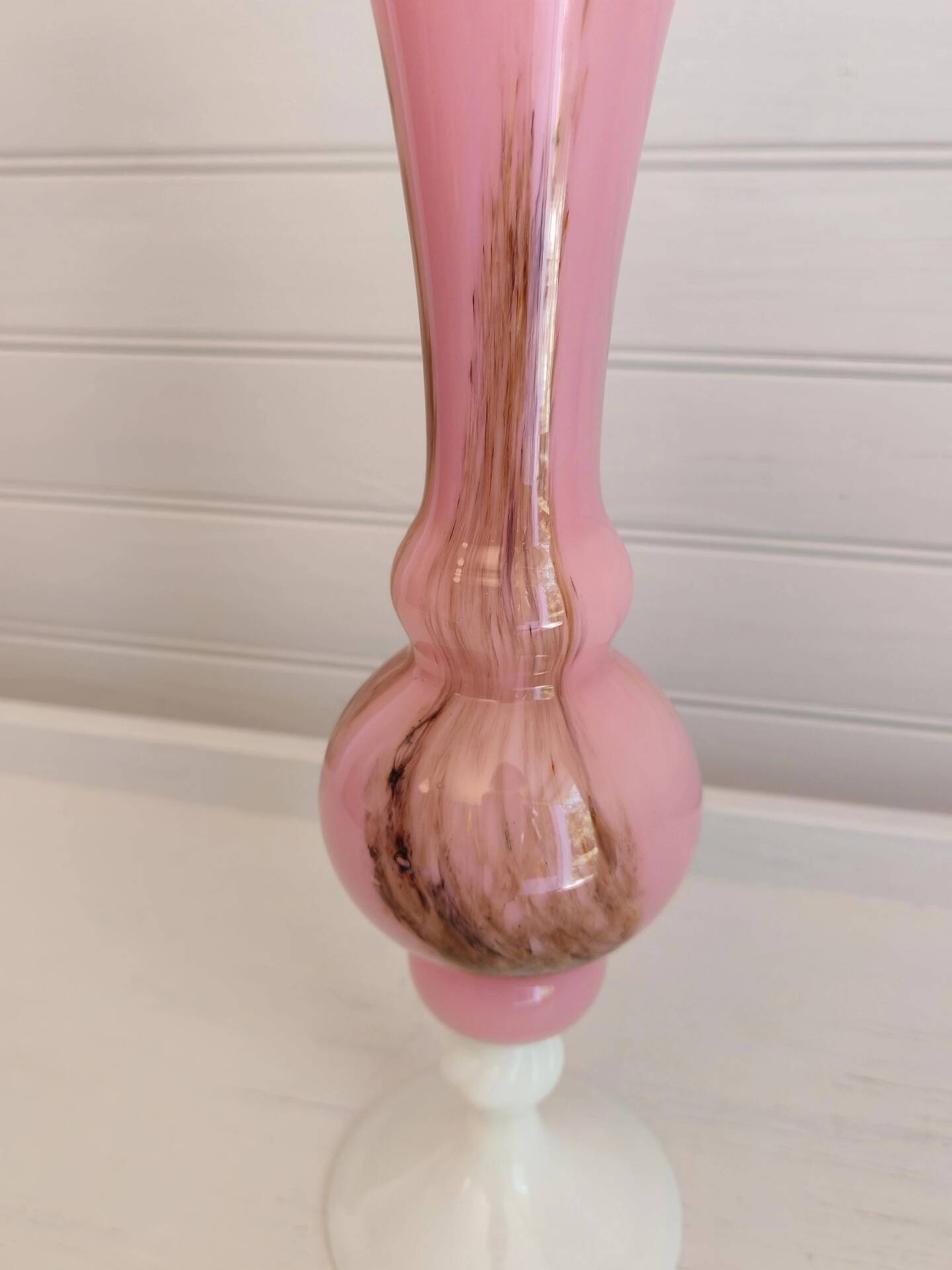 Vase in opalescent glass paste