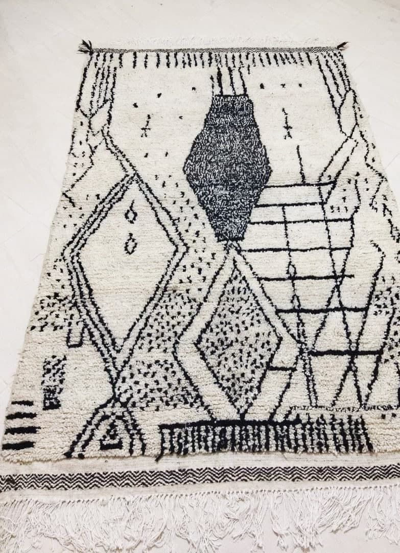 Tapis marocain en laine berbère noir et blanc 235 x 145cm