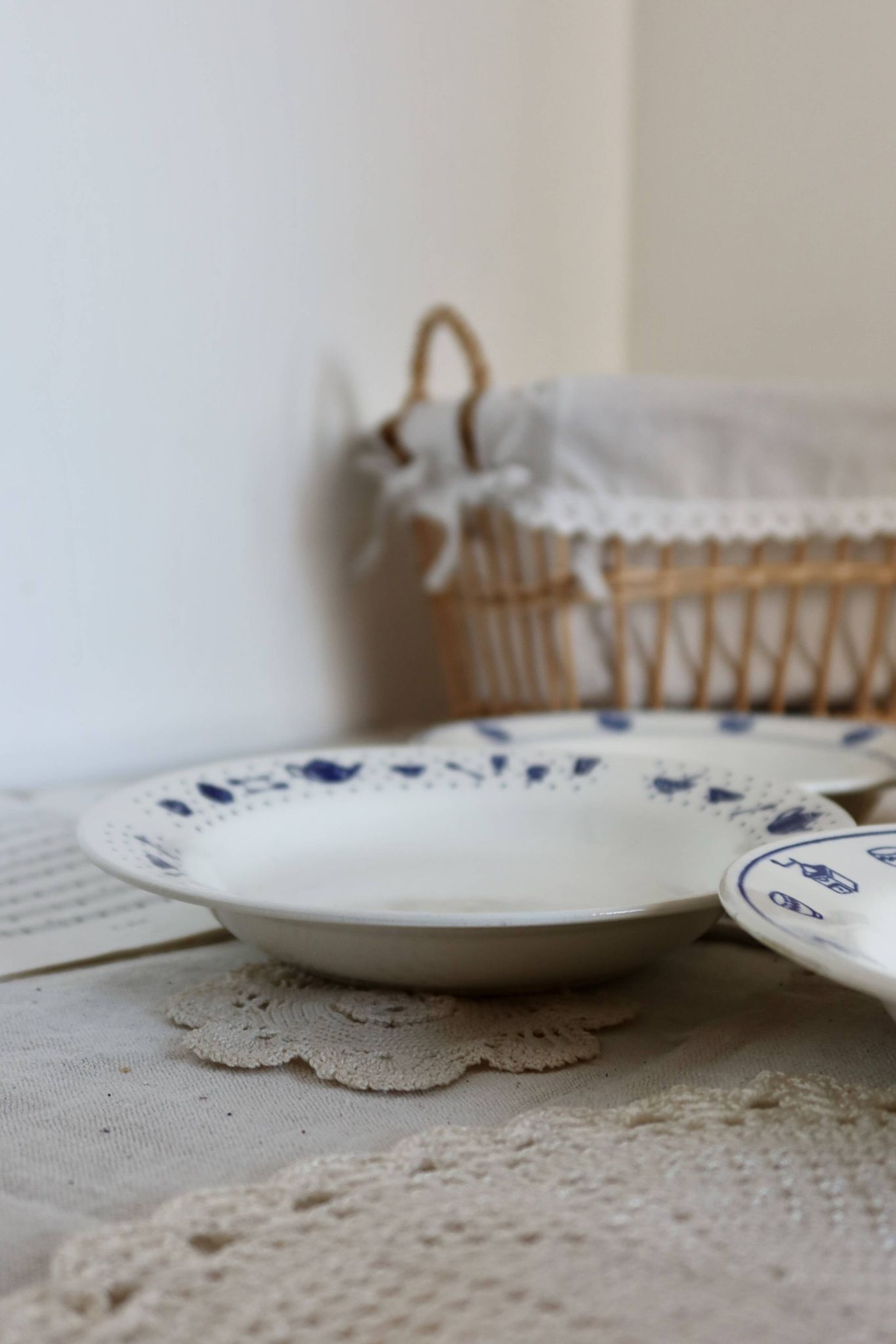 4 mismatched blue and white earthenware soup plates - Lot Margot