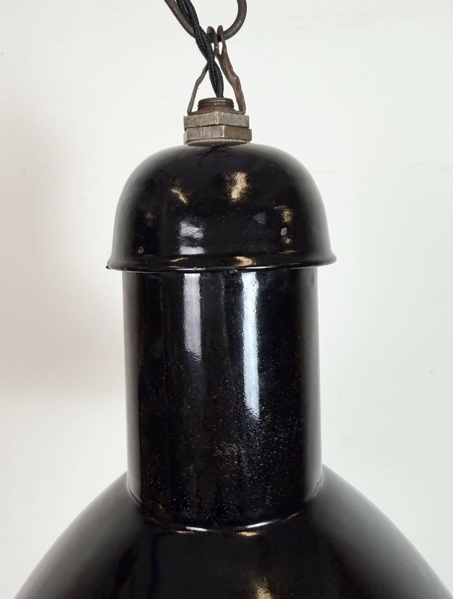 Lampe suspendue industrielle en émail noir de AEG, années 1930