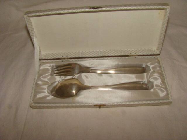 Couverts de table en métal argenté avec écrin