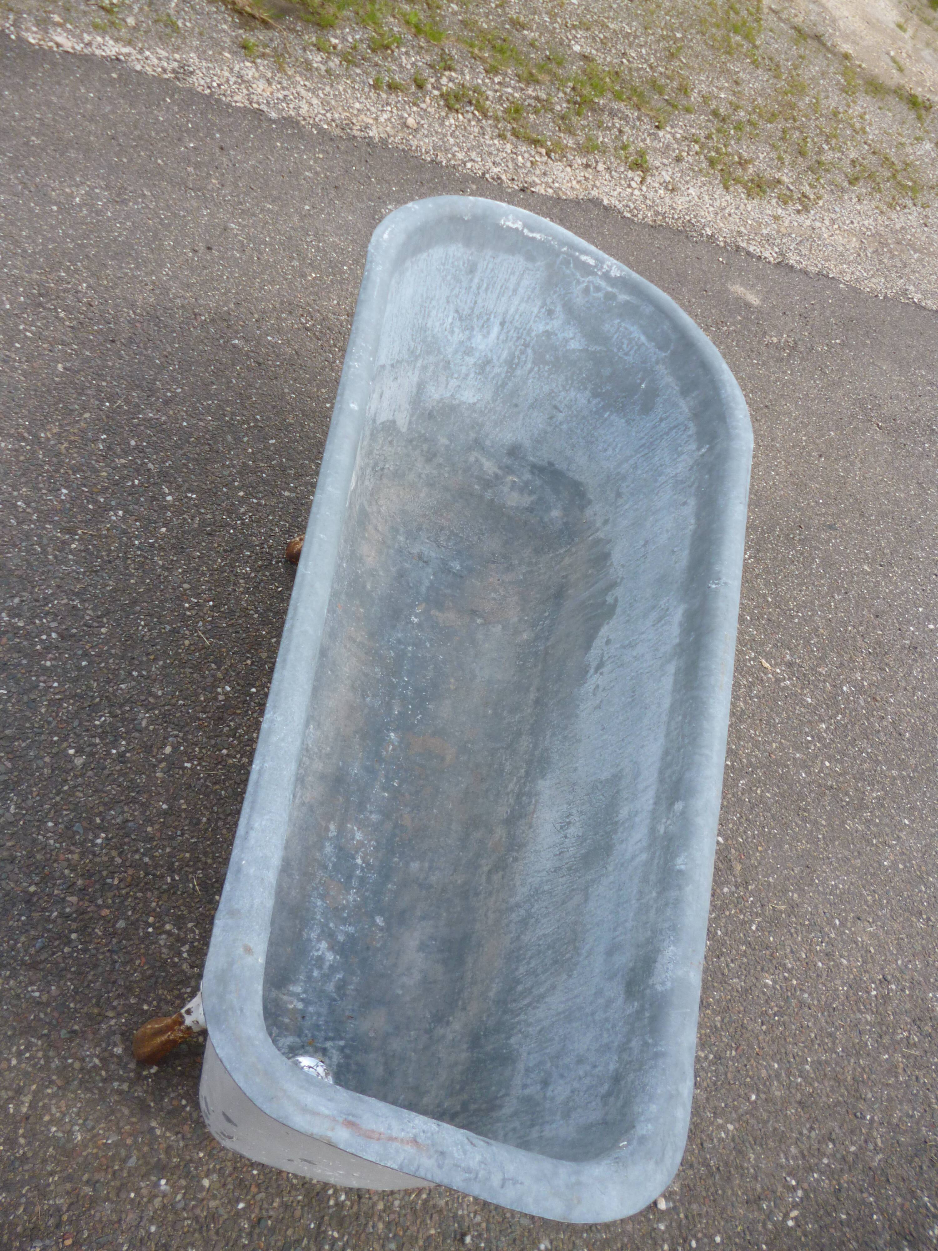 Zinc bathtub