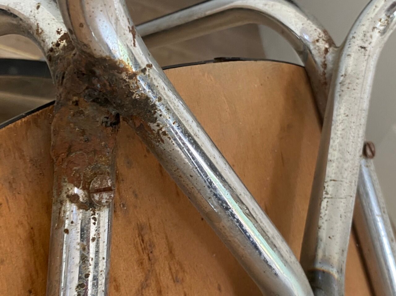 Extendable table + 4 marbled formica chairs