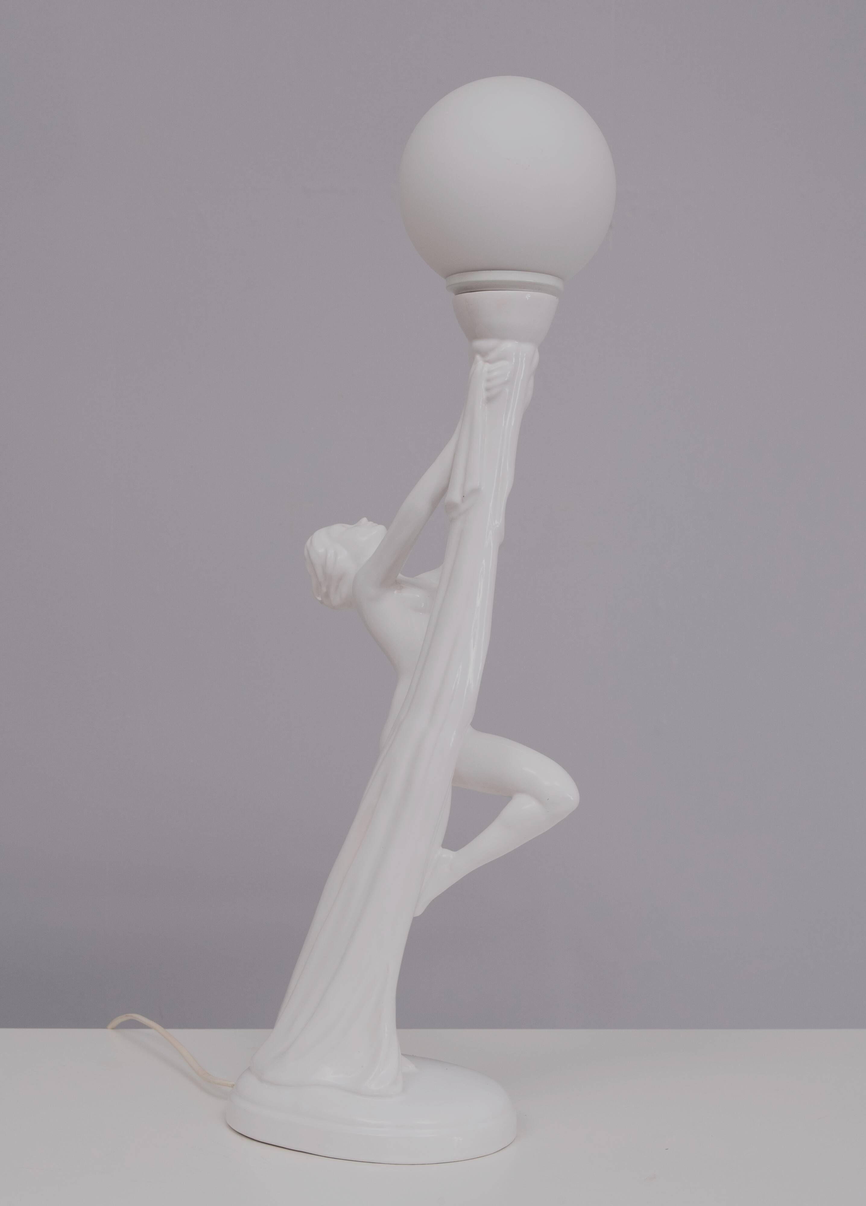 Lampe art déco femme nue en céramique blanche globe italie années 70