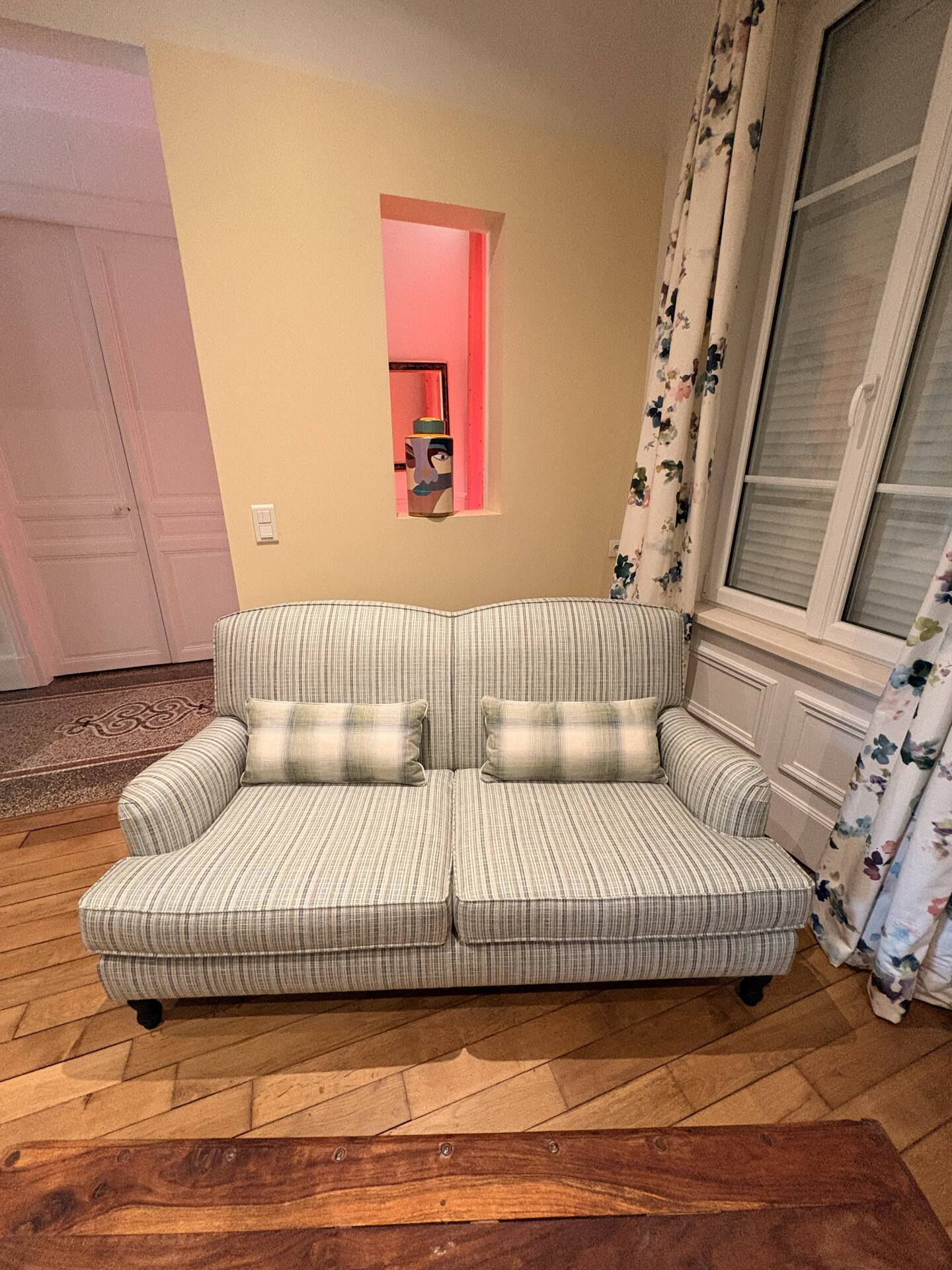 Sofa model Genova upholstered by a upholsterer.