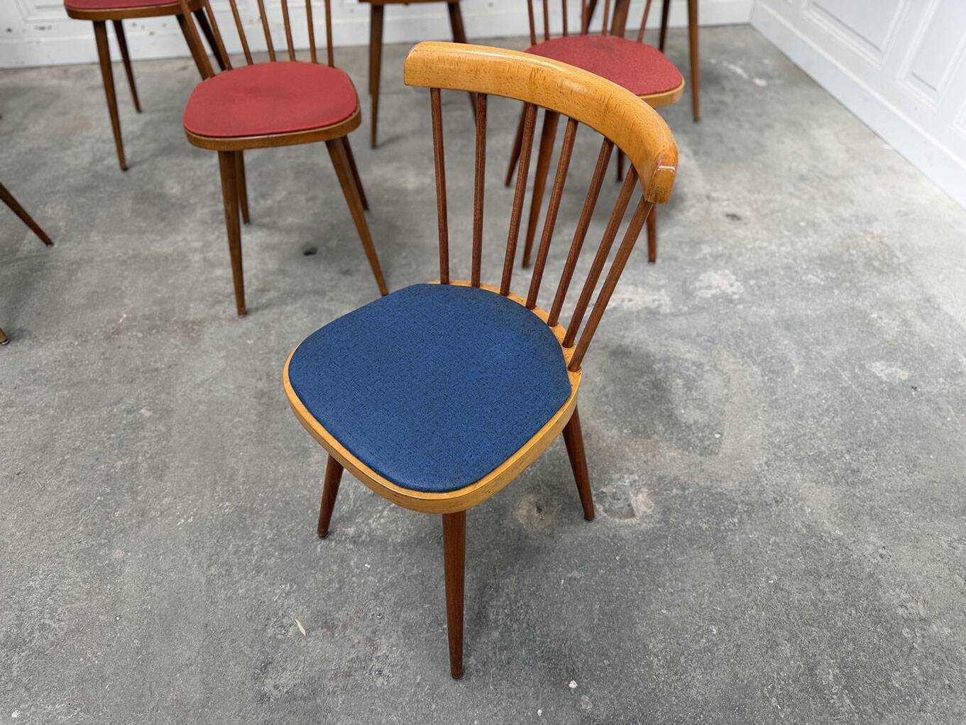 Huit chaises Baumann à assise colorée