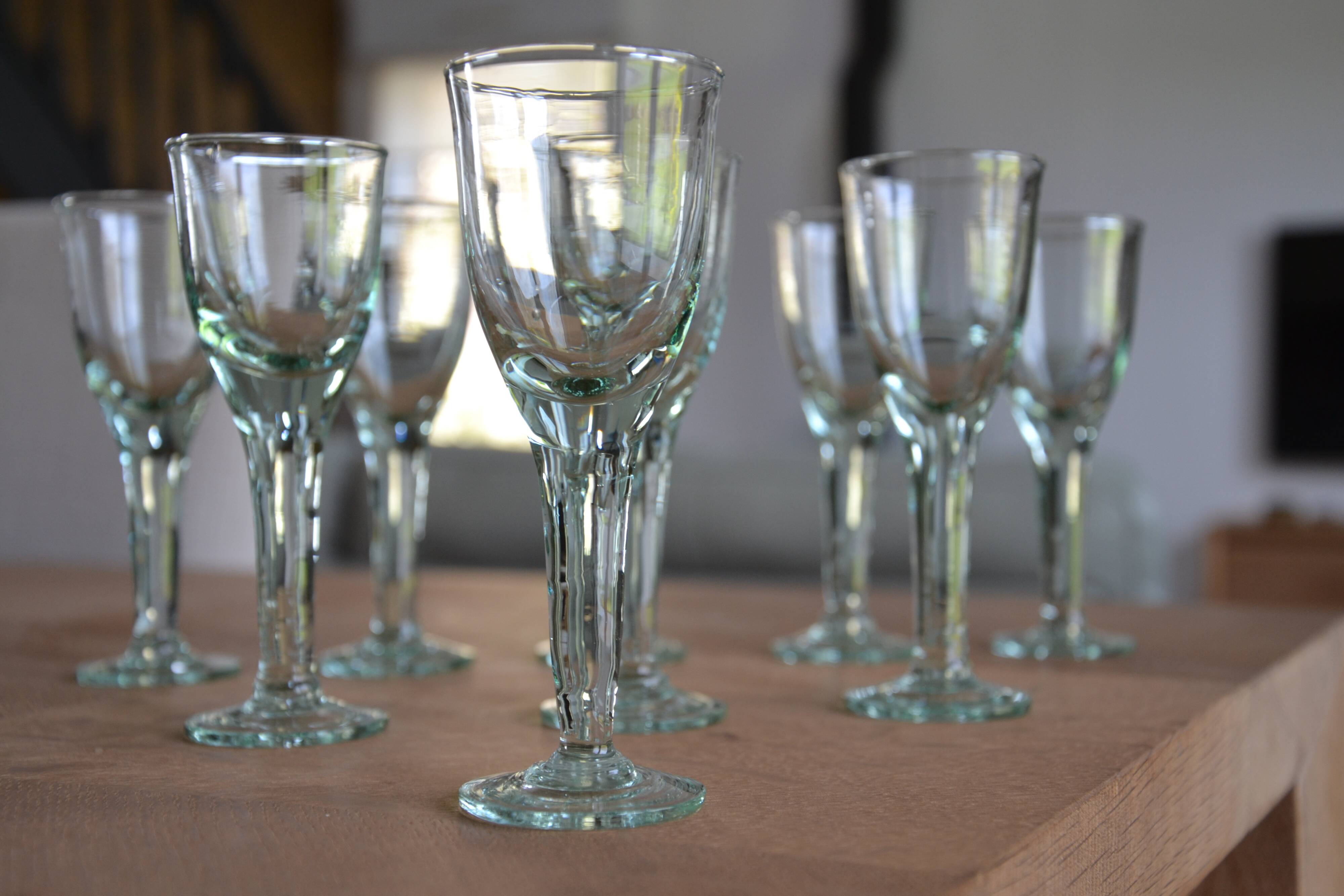 9 small stemmed sparkling glasses H 13 cm