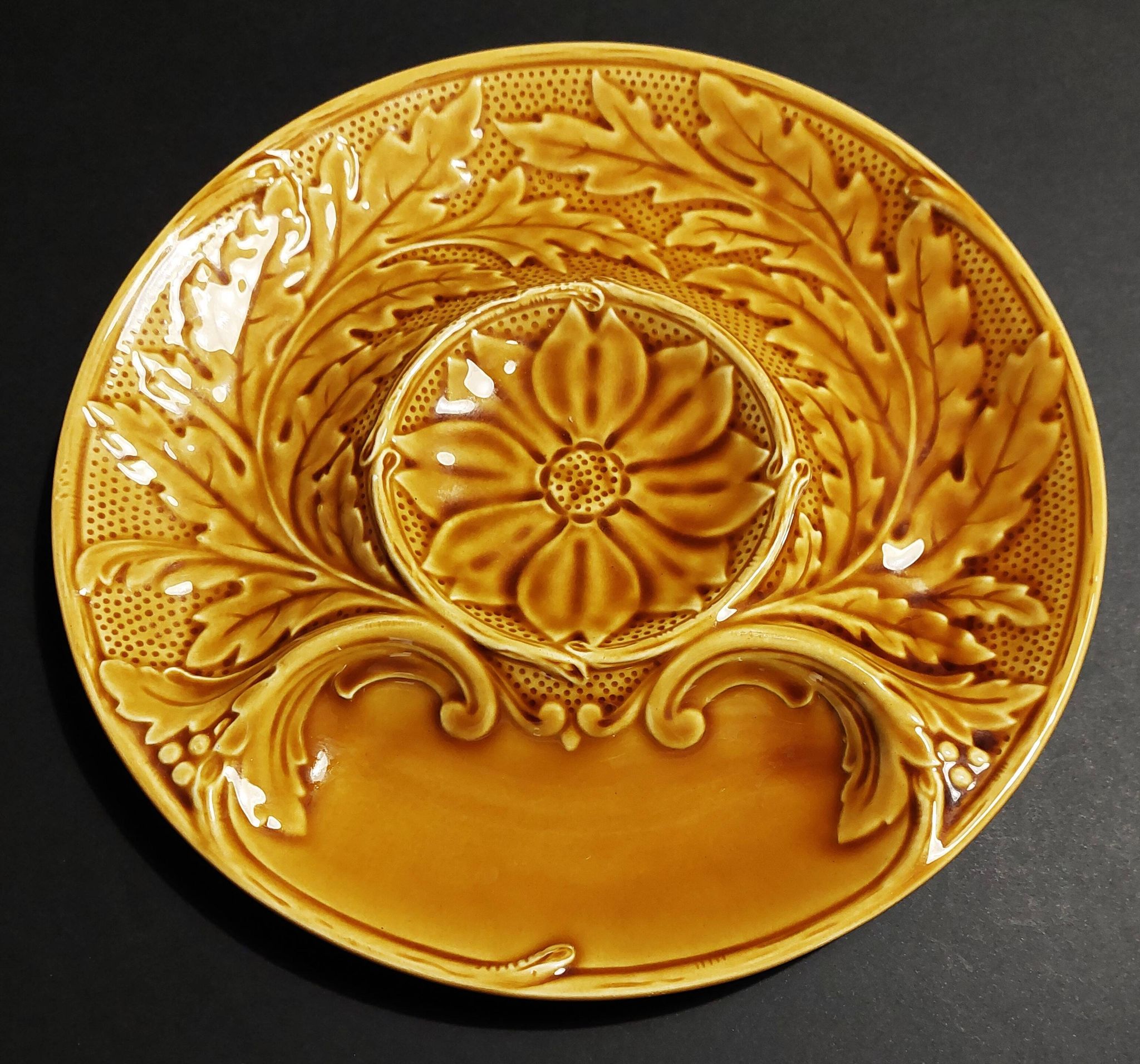 Gien artichoke slip plate with yellow decor