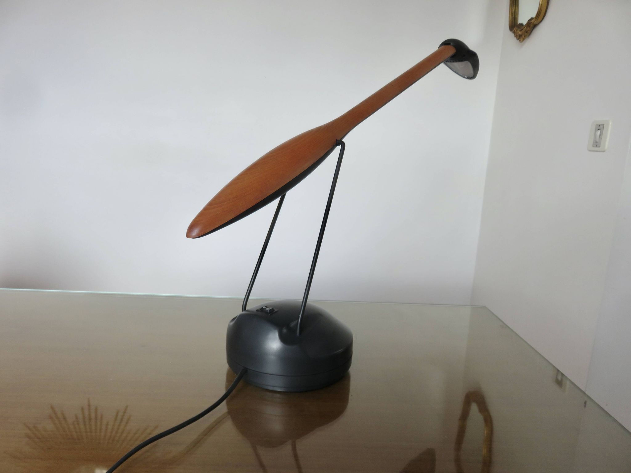Lampe de bureau zoomorphe en merisier et polycarbonate