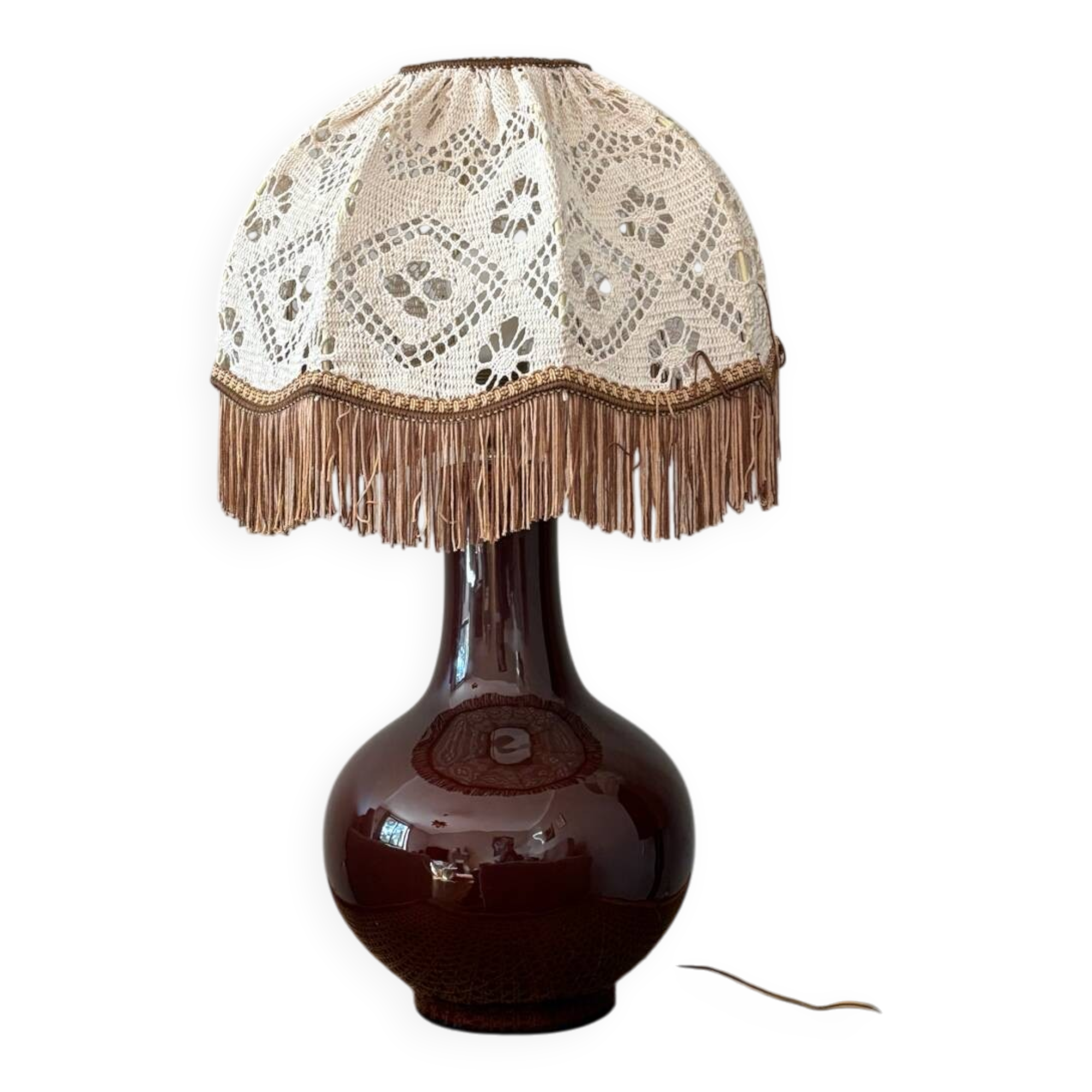 Ceramic lamp with hooked lampshade