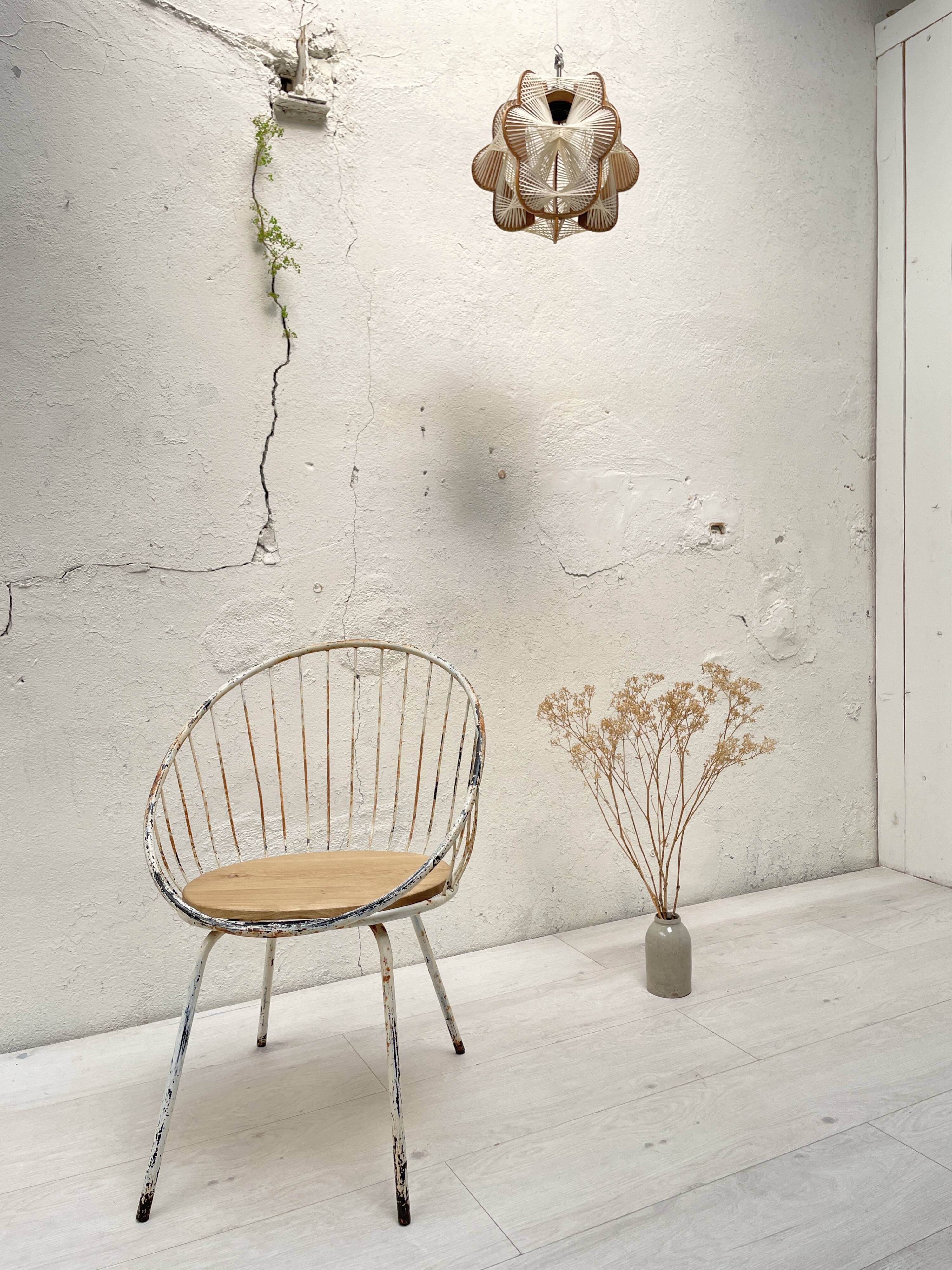 Basket armchair in metal and wood.