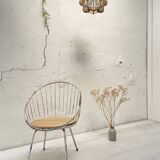 Fauteuil corbeille en métal et bois.