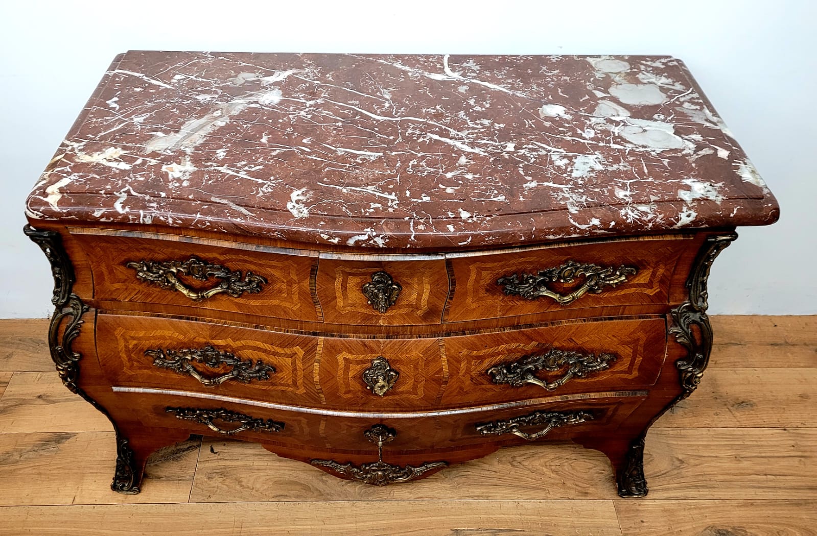 Commode galbée louis XV