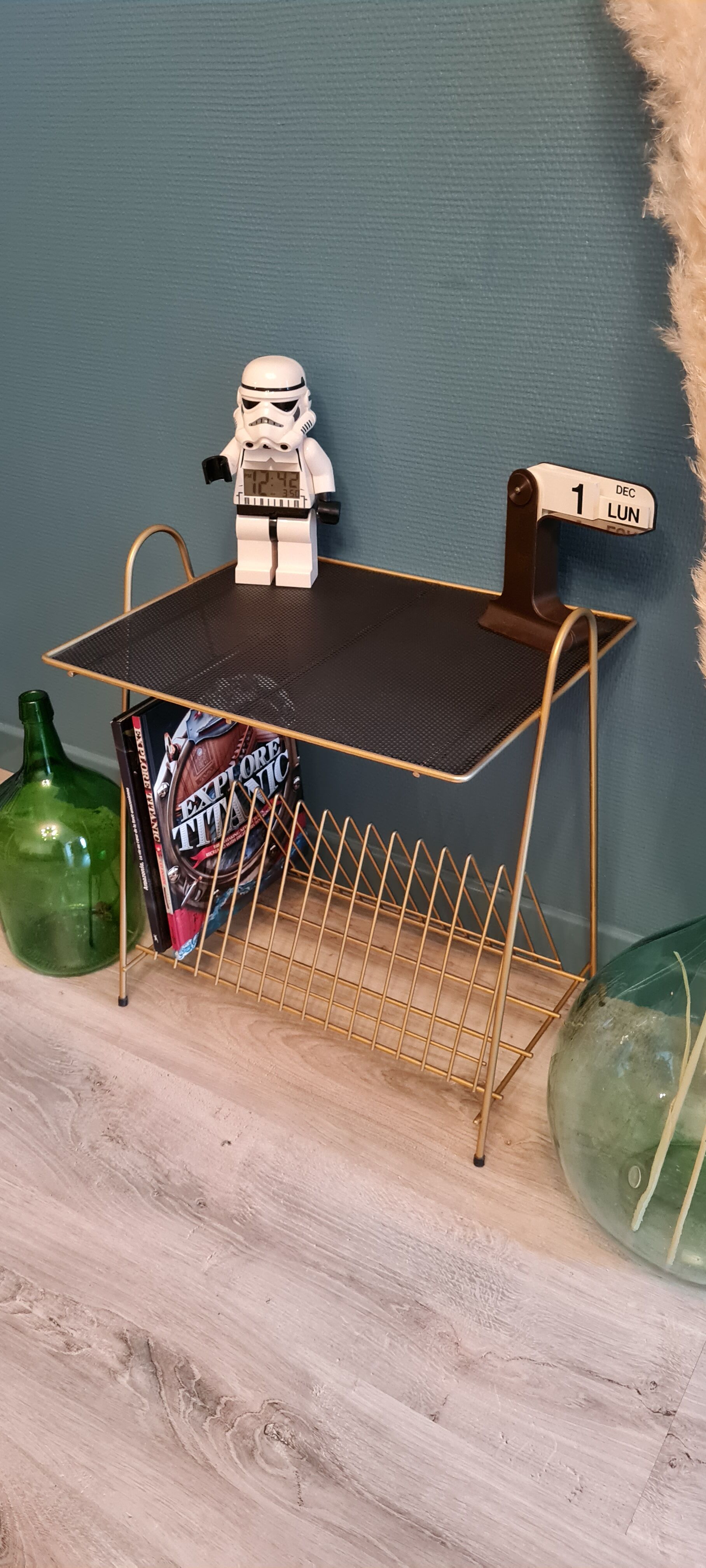 Magazine holder