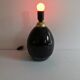 Lampe de table en verre noir charbon fait à la main avec plateau couleur laiton.