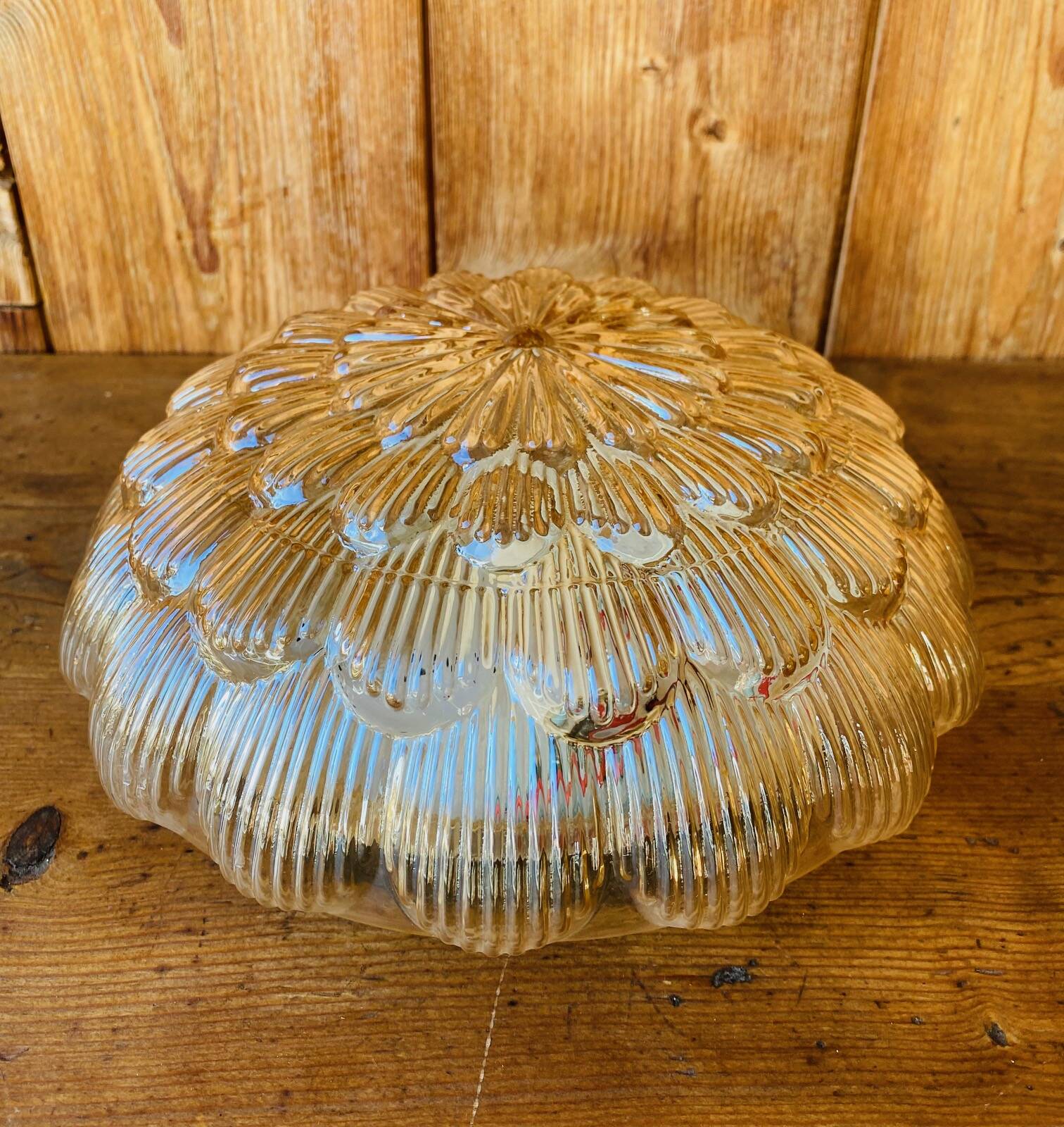 Plafonnier en verre moulé ambré vintage.